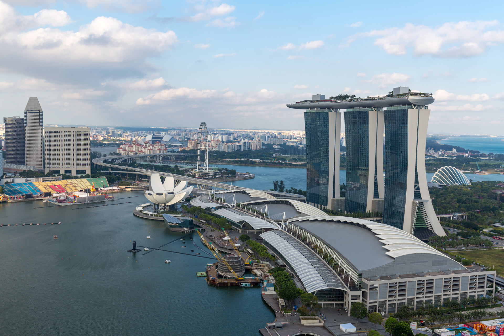 新春年货不打烊# 新加坡滨海湾金沙酒店以其独特的建筑风格和一流的