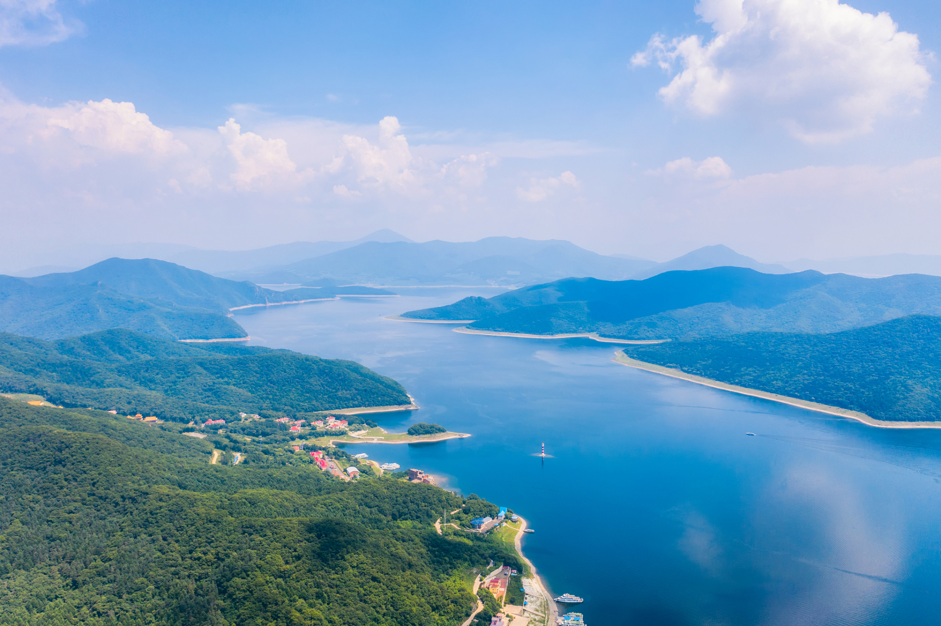 我推荐吉林松花湖! 松花湖,是中国著名的景区,也是国家4a级景区