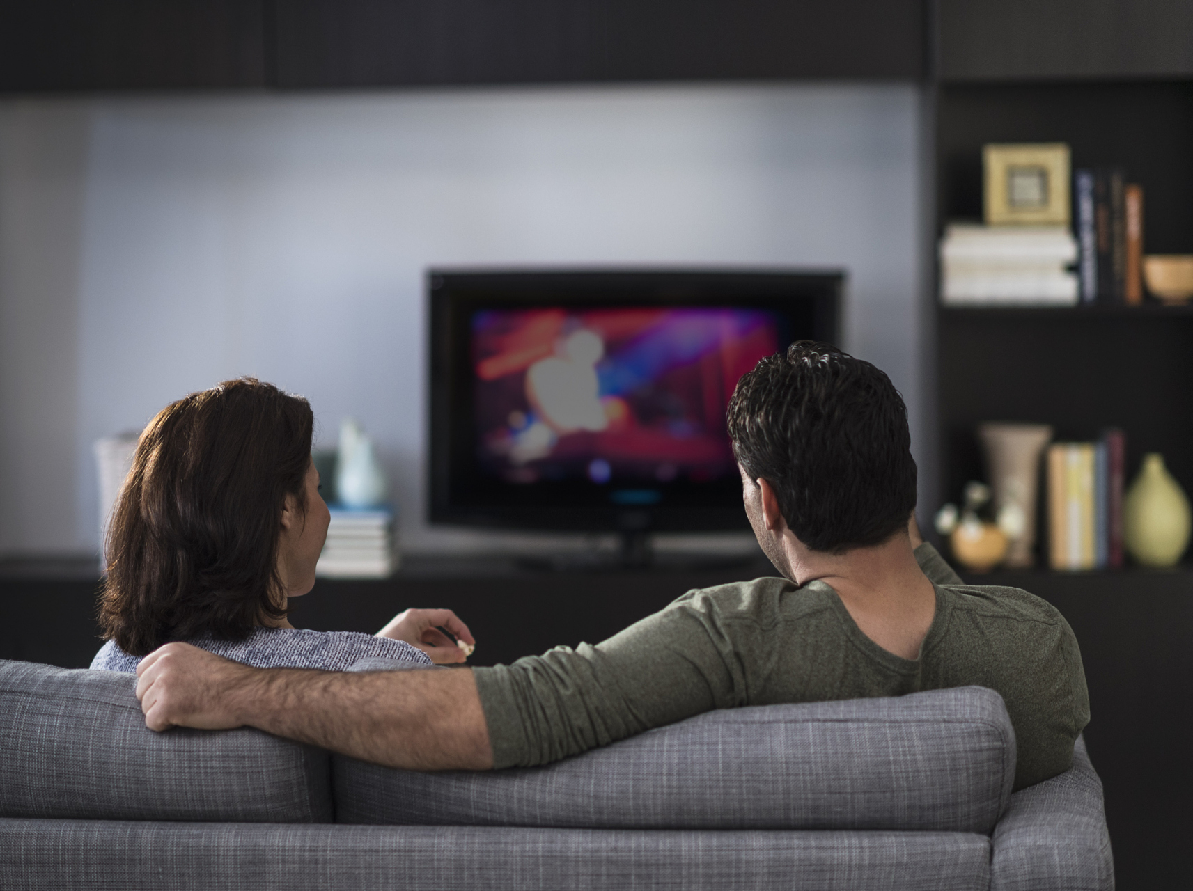 一对夫妻在一起看电视,妻子突然说:"亲爱的,你还爱我吗?