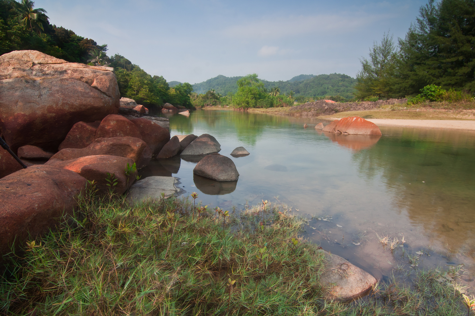 连州丹霞湖,位于广东省连州市东北部,是广东省内唯一的丹霞地貌湖泊