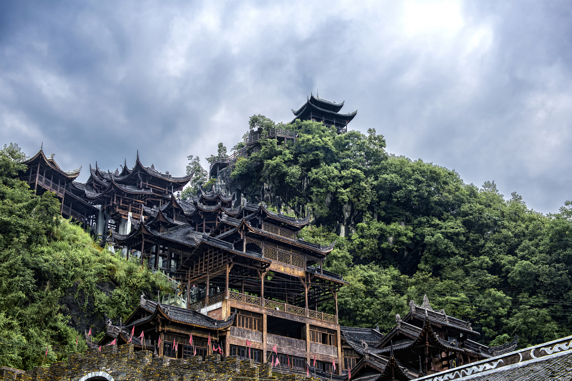 蚩尤九黎城是中国最大的苗族传统建筑群,也是苗族历史文化和建筑艺术