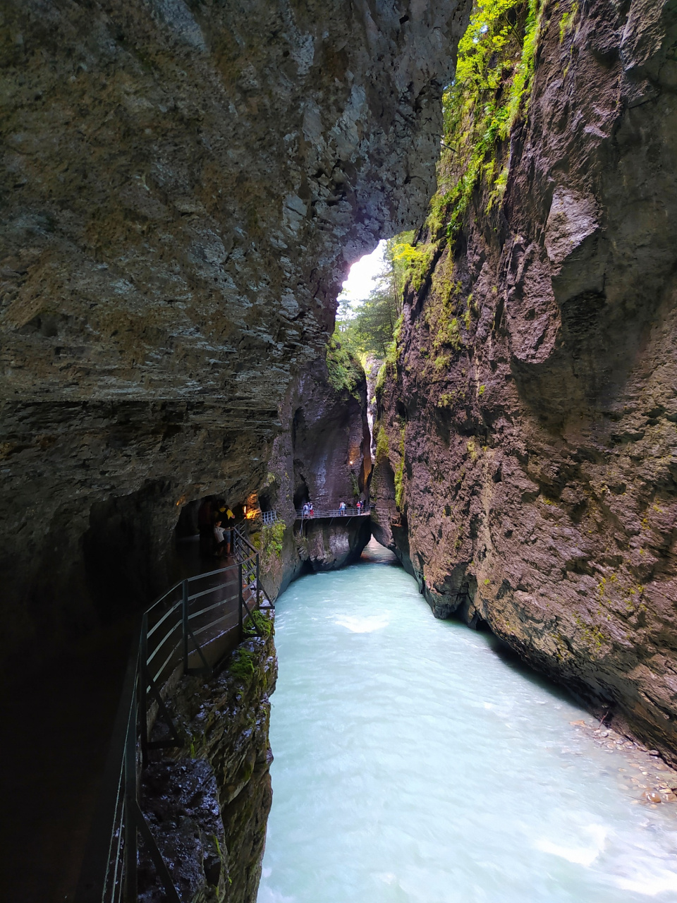 恩施黄金洞是一座具有挑战性和神秘色彩的大洞穴,位于恩施市北部约18
