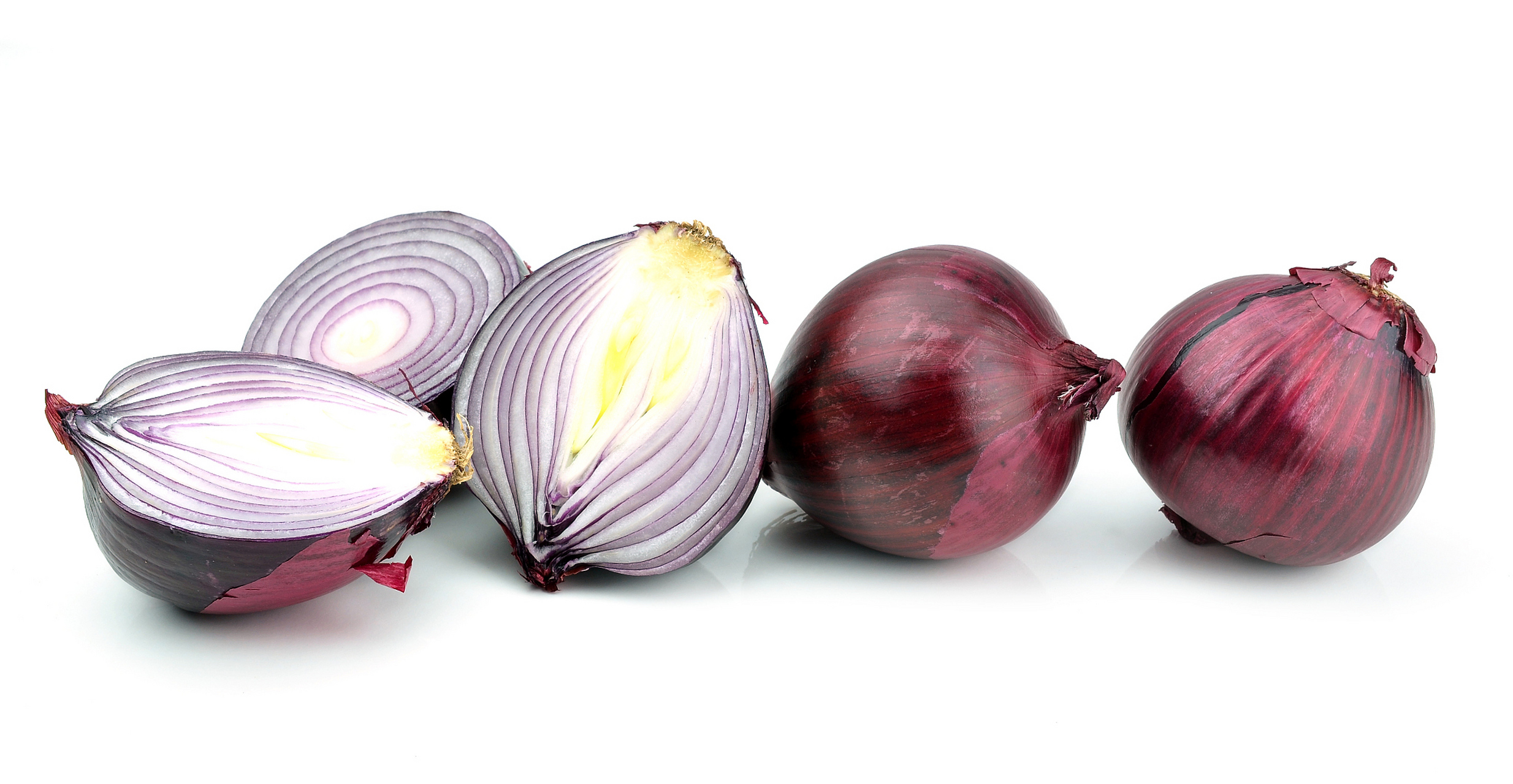 洋葱是一种常见的蔬菜,具有多种功效与作用,包括增强免疫力,降低血压