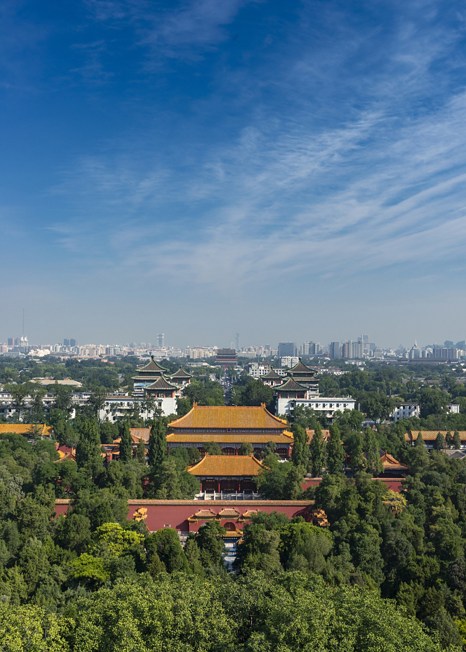 景山又称煤山,镇山,万岁山,是一座人造山.