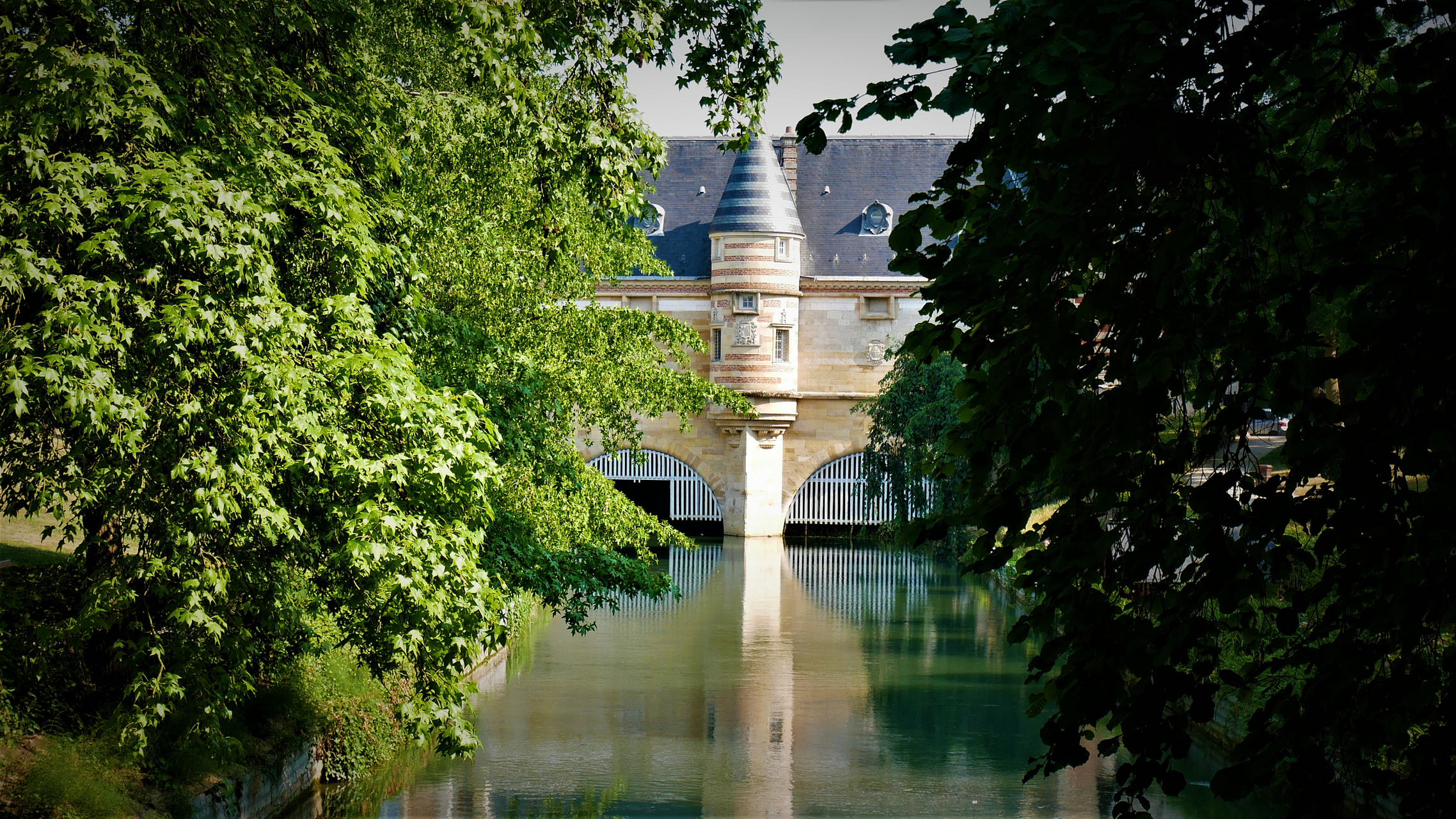 自然风光,历史文化和现代气息的旅游胜地,游客可按照行程安排参观浙大