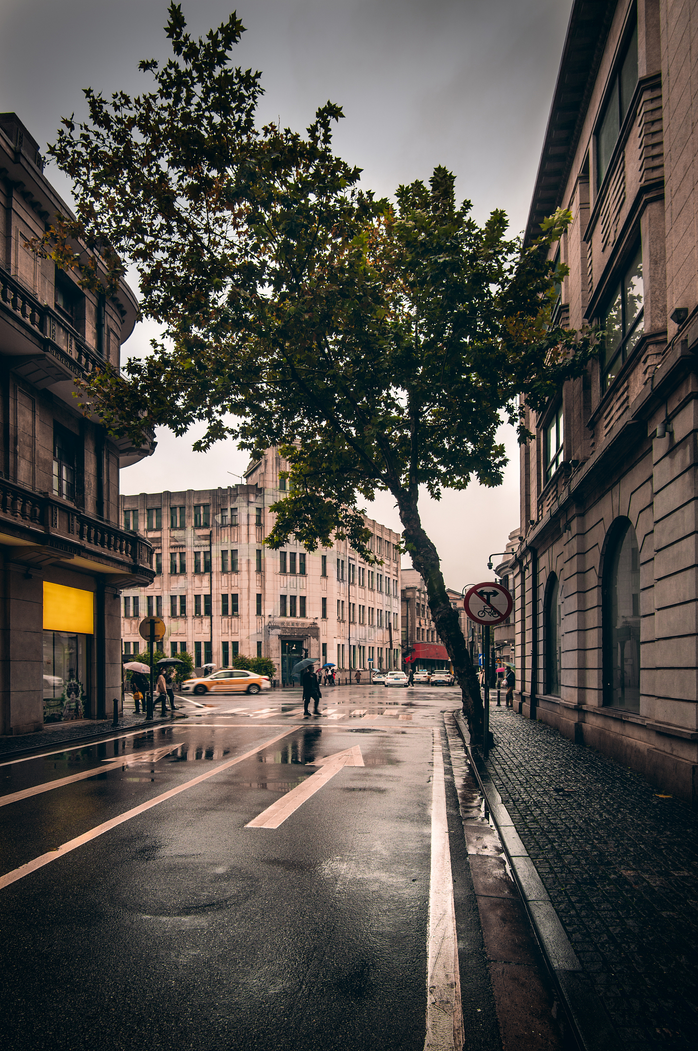 在初秋的微凉中,她身着一袭简约而不失格调的搭配