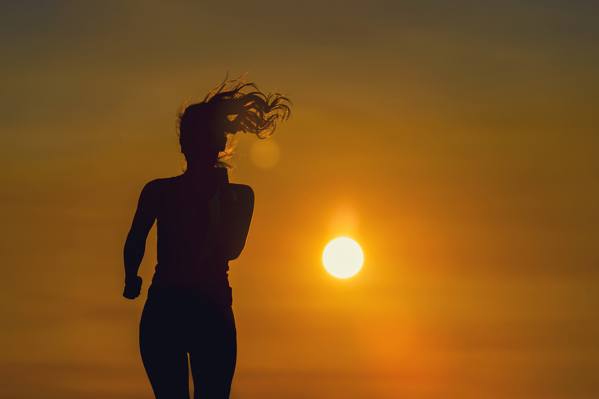 高考作文素材:追光与发光 在生活的舞台上,我们都是追光者,同时也是