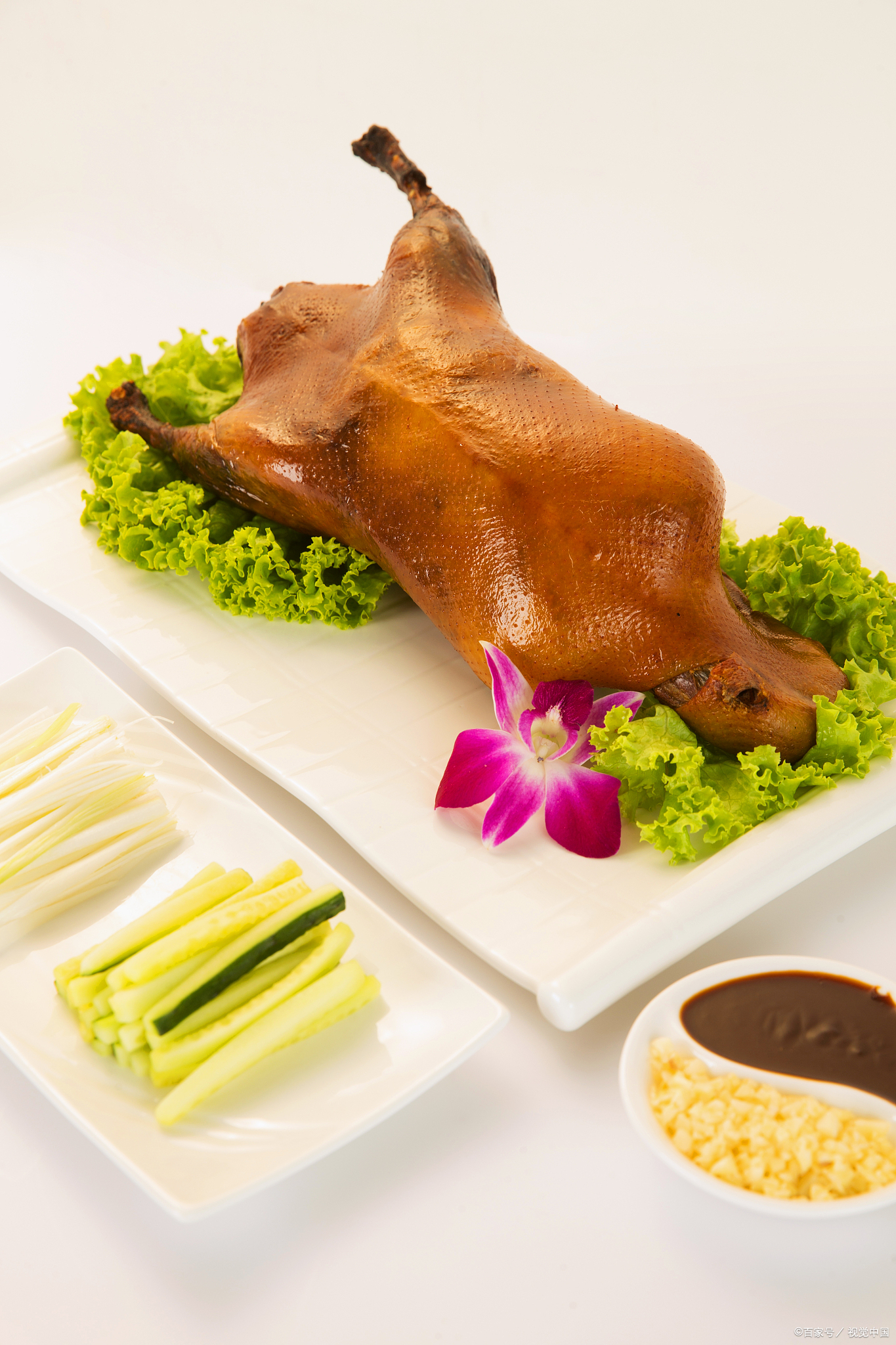 北京烤鸭是最具代表性的美食,游客们可以在全聚德或大董等著名餐馆品