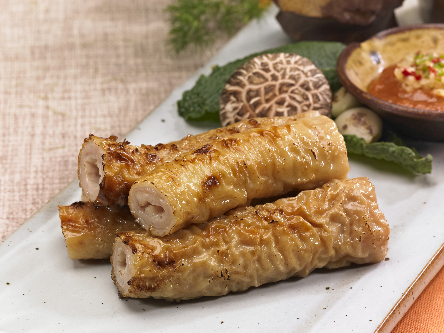 闽南特色美食之五香卷,主要食材有豆皮,肉丝,虾仁等,经过油炸制作而成