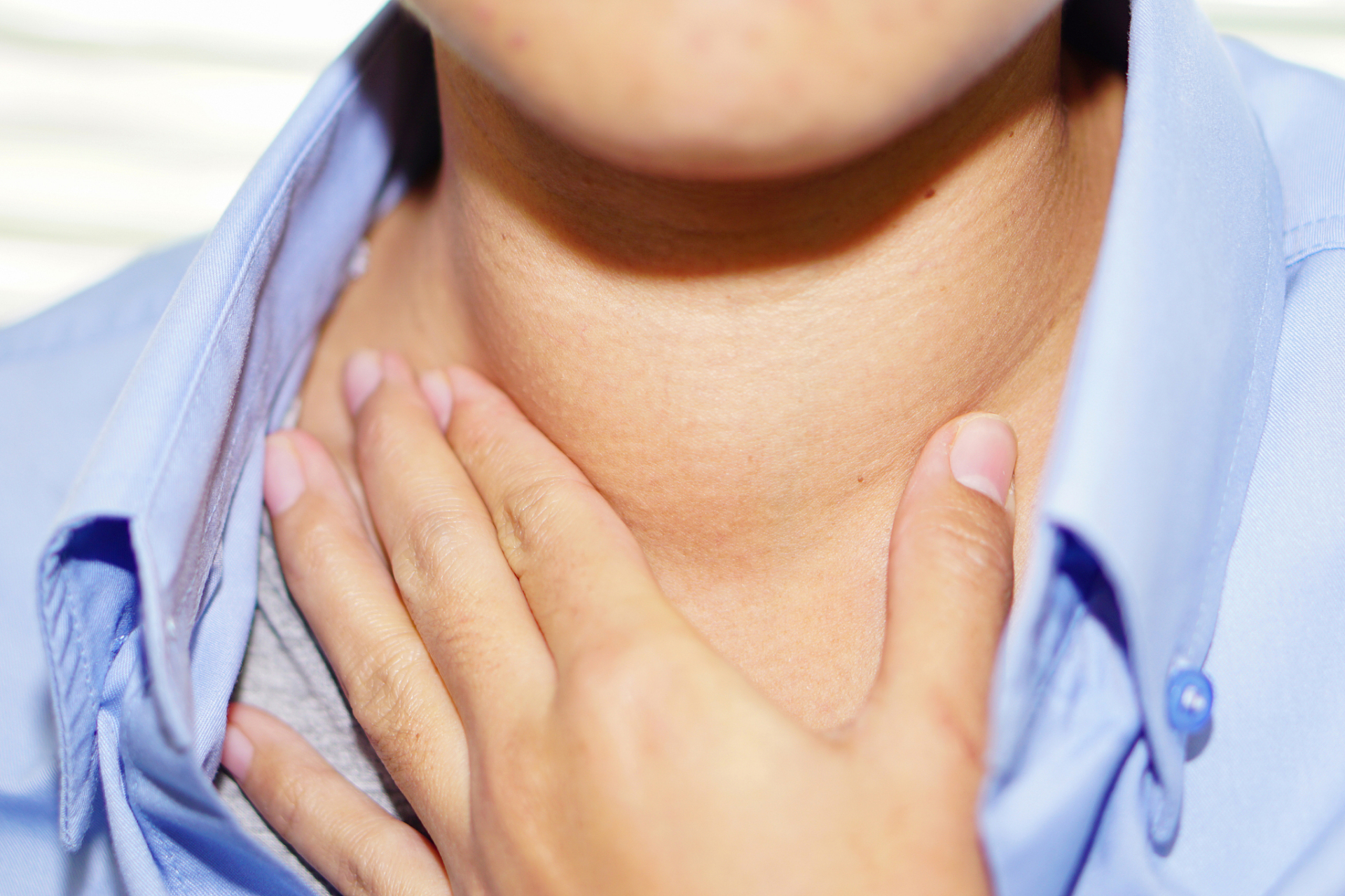 甲亢时由于甲状腺激素分泌过多,导致甲状腺细胞增生,充血,从而使脖子