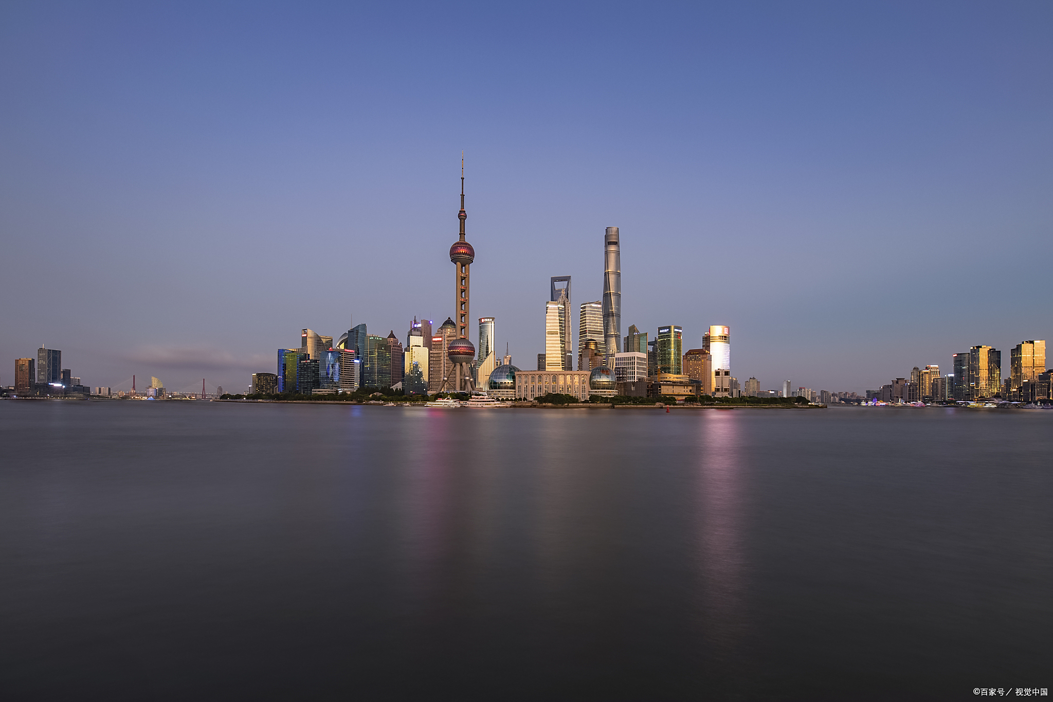 登上东方明珠黄浦江游船,你将置身于一场穿越时光的奇妙之旅中.