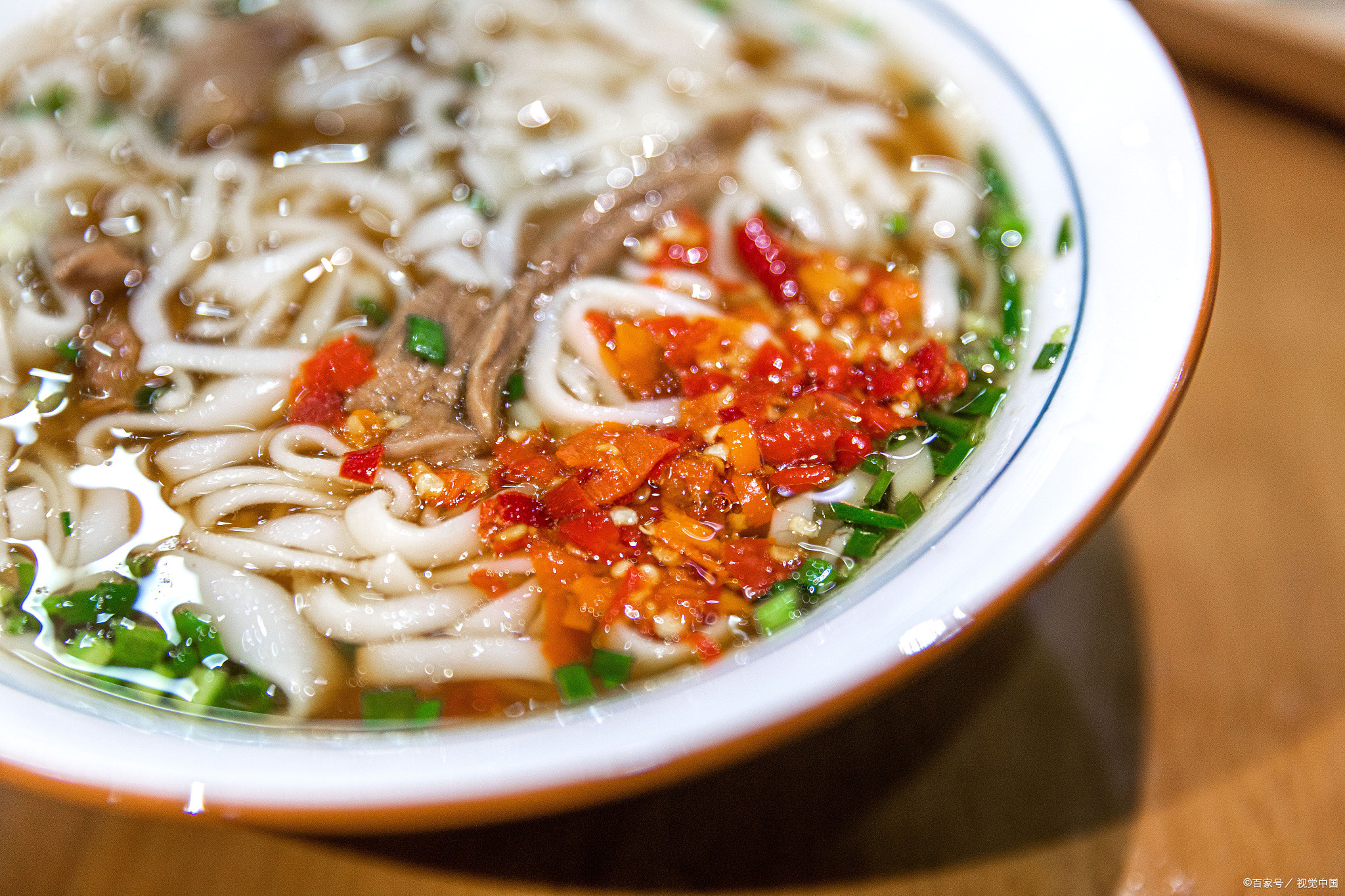 南宁非遗,品味百年的南宁生榨米粉,酸香滋味酸臭过瘾!