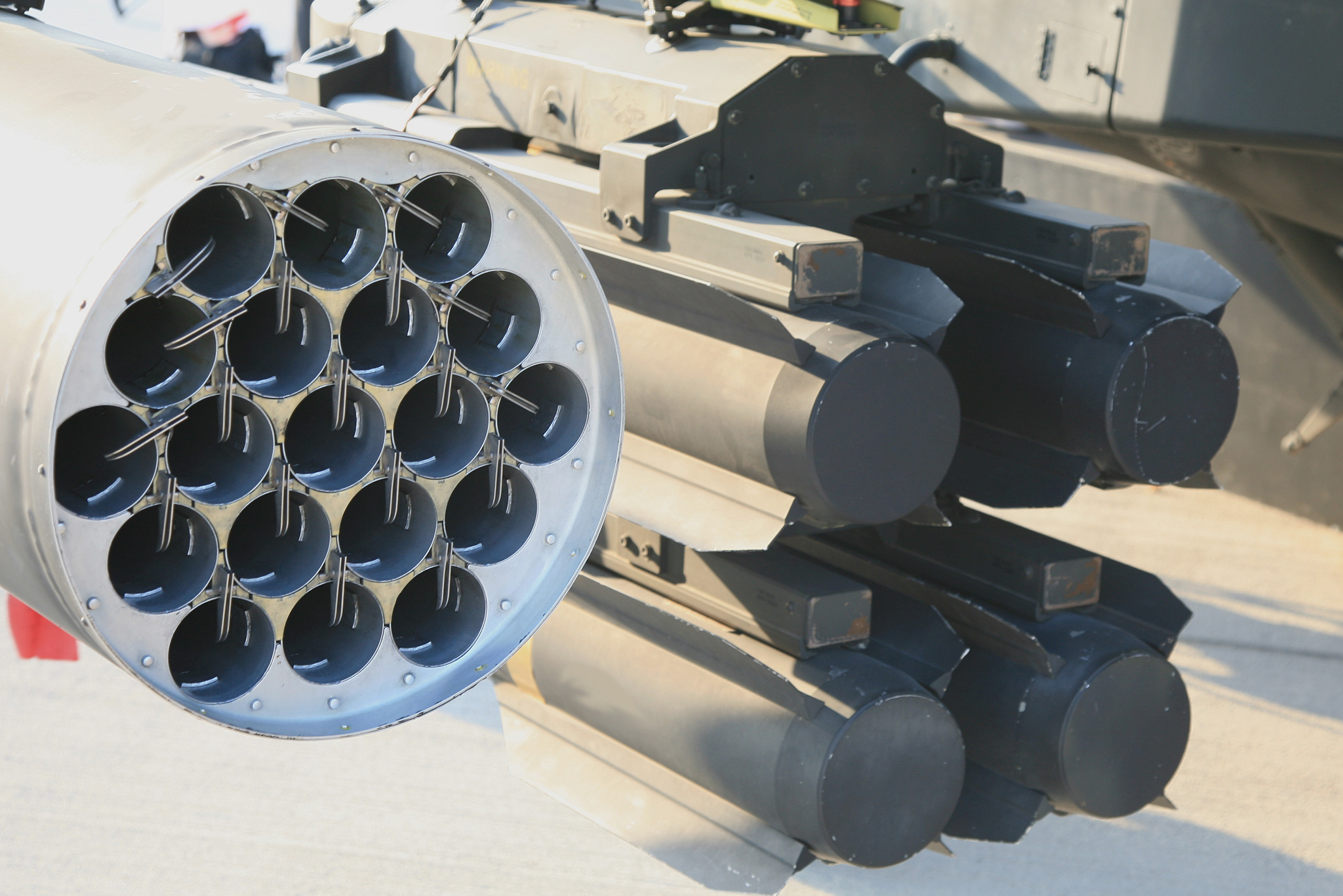 以色列突袭伊朗引发全球关注,导致原油,黄金等大宗商品