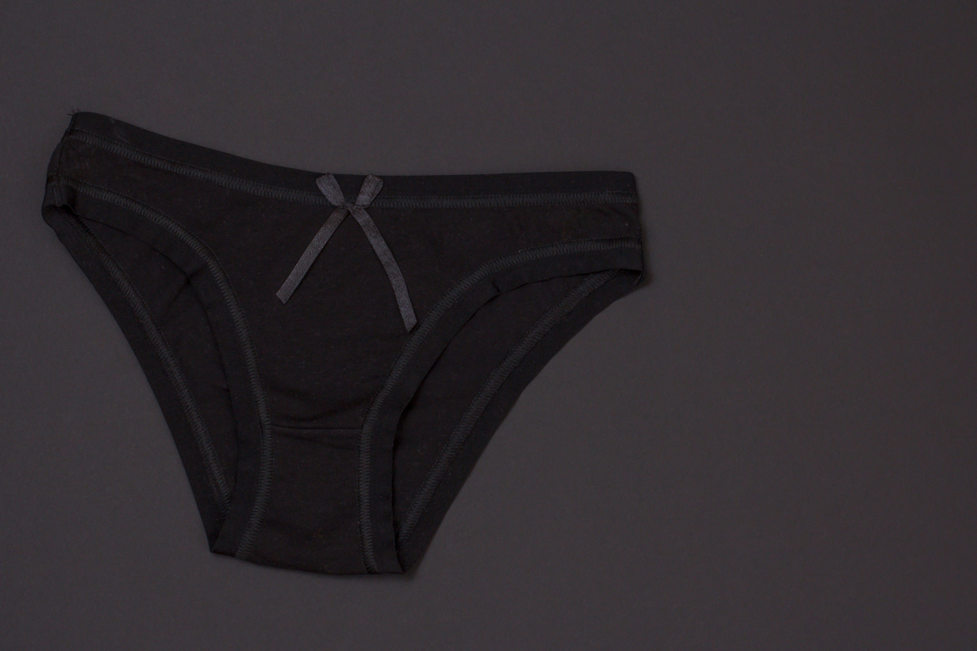 白带发黄可能会根据白带的性状判断.