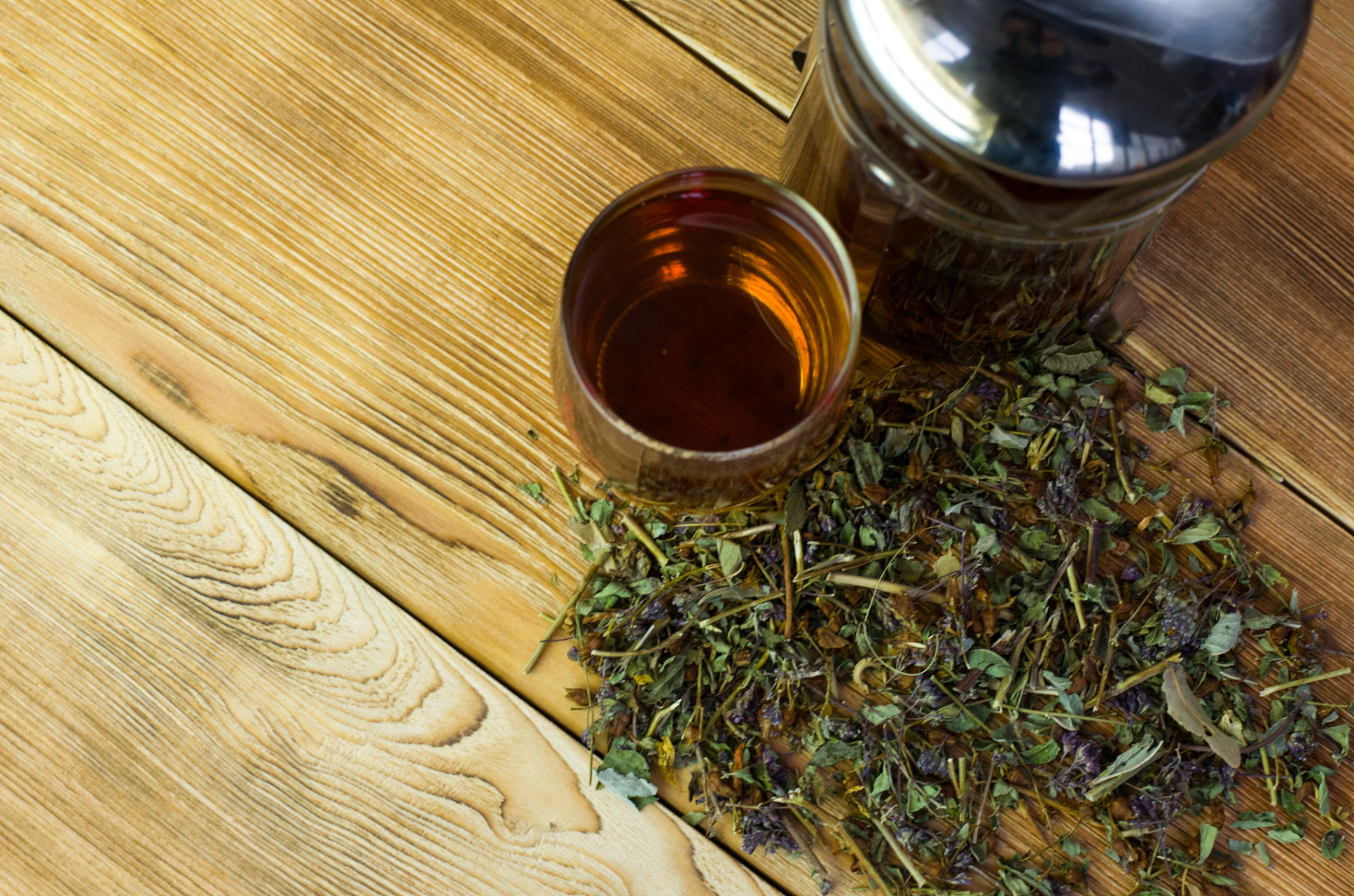 苦茶的功效和作用及禁忌 苦茶在生活当中是比较常见的,喝一些苦茶对