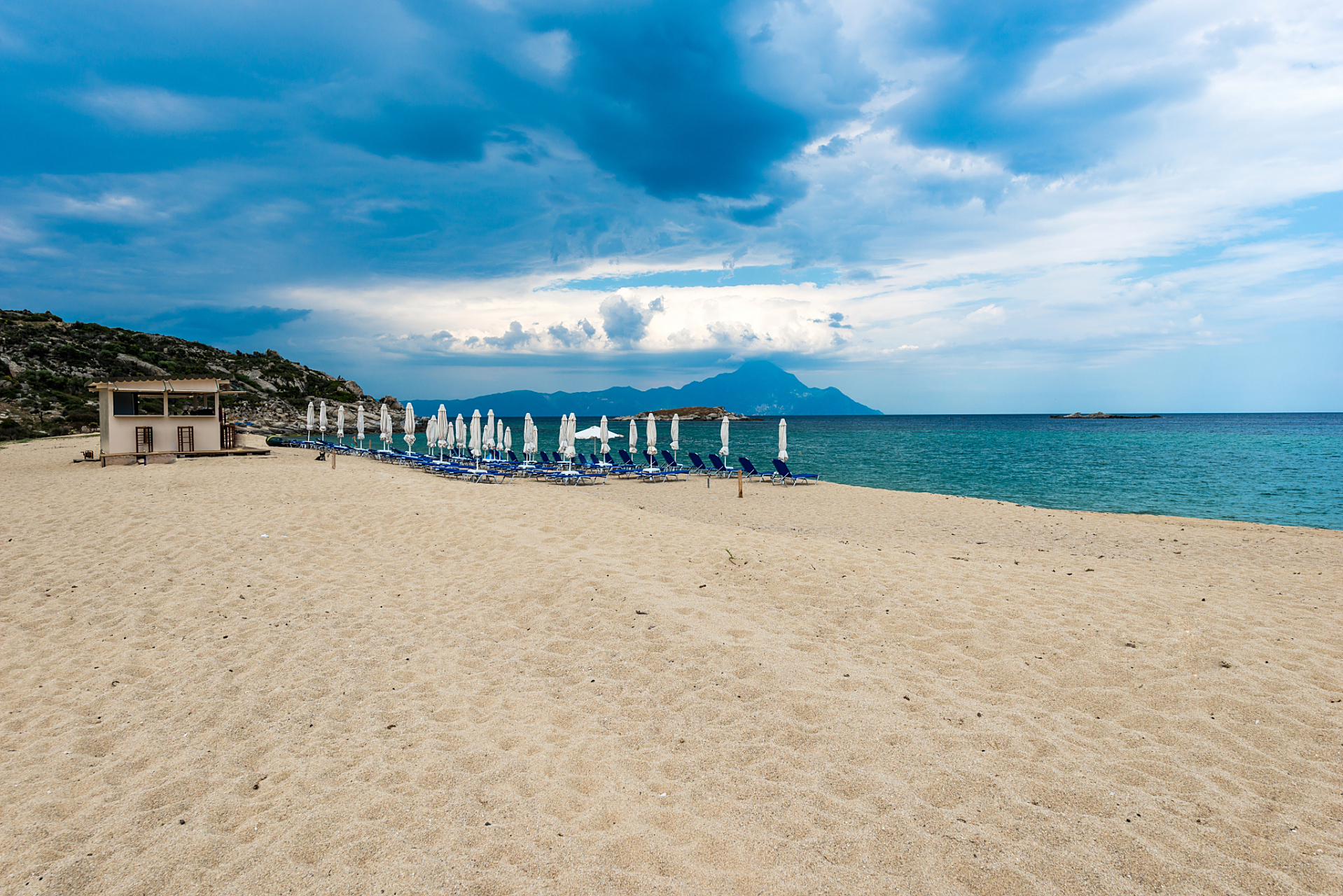 海南石梅湾景区是一个拥有原始风光和丰富旅游资源的度假胜地.