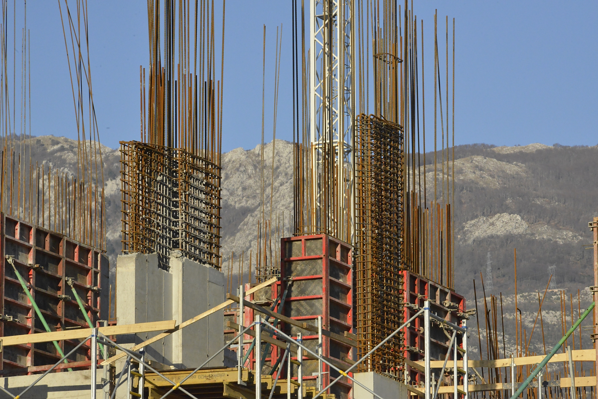 两块大模板应采取板面对板面的存放方法,长 期存放模板,并将模板换成