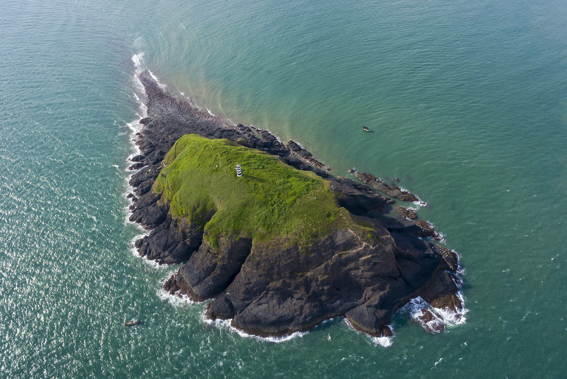 这里有北礵岛的渔船码头和壮观落日,东礵岛的断崖绿坪,西礵岛的火山岩