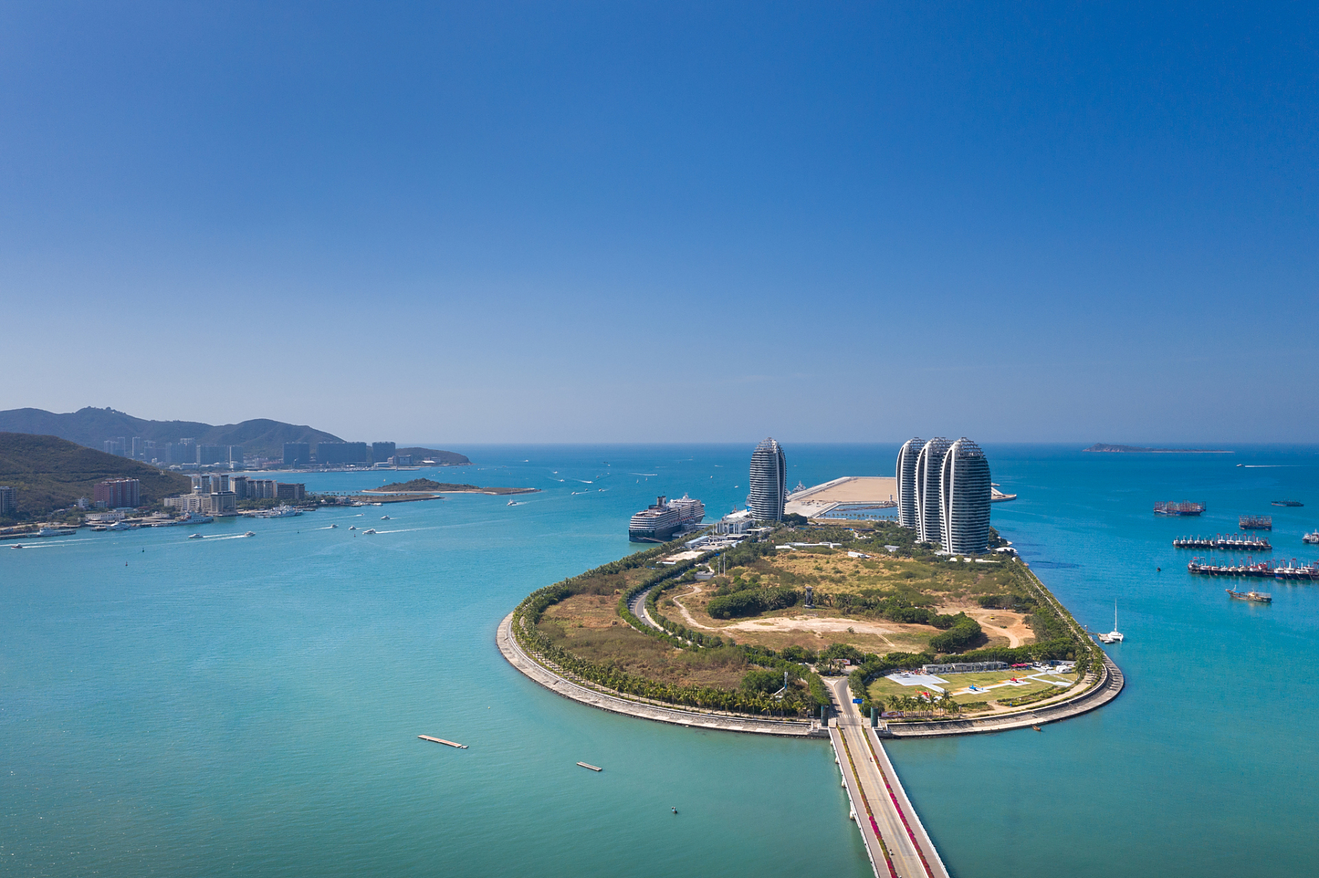 三亚是中国最南部的热带滨海旅游城市,被誉为中国的"东方夏威夷".