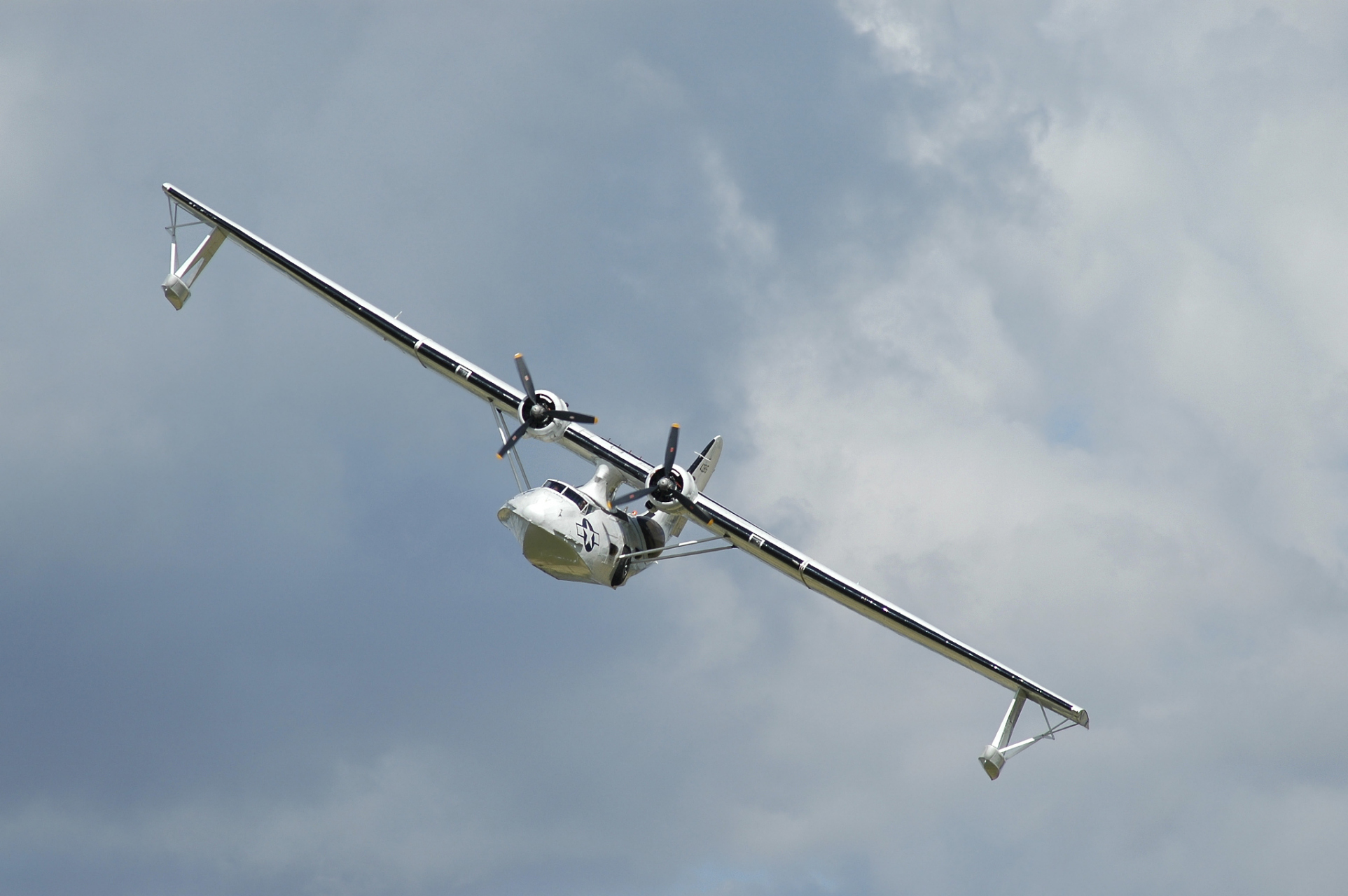 垂起固定翼无人机应用 随着科技的不断进步,无人机技术已成为现代海防