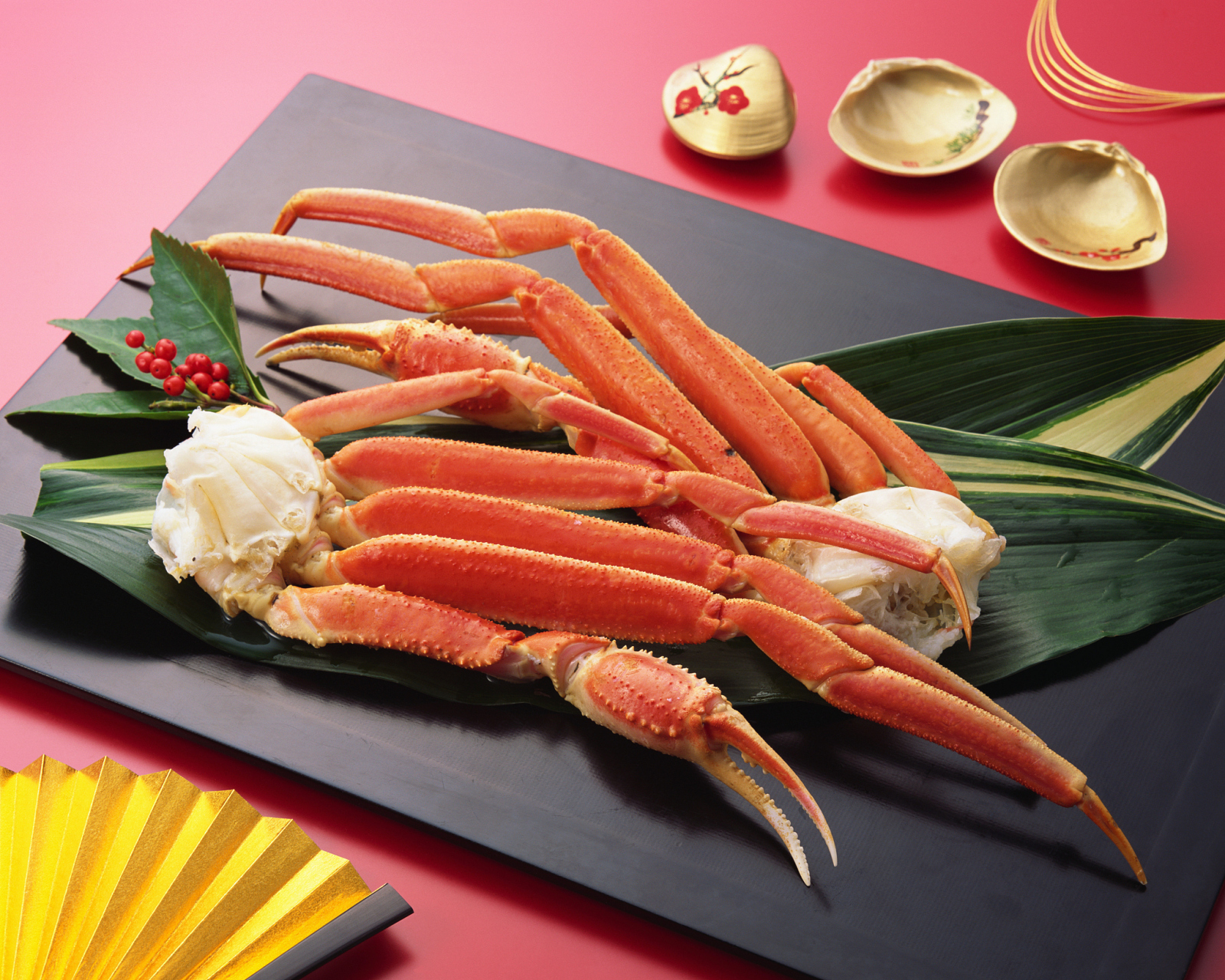 松叶蟹和帝王蟹的区别如下:  品种不同.