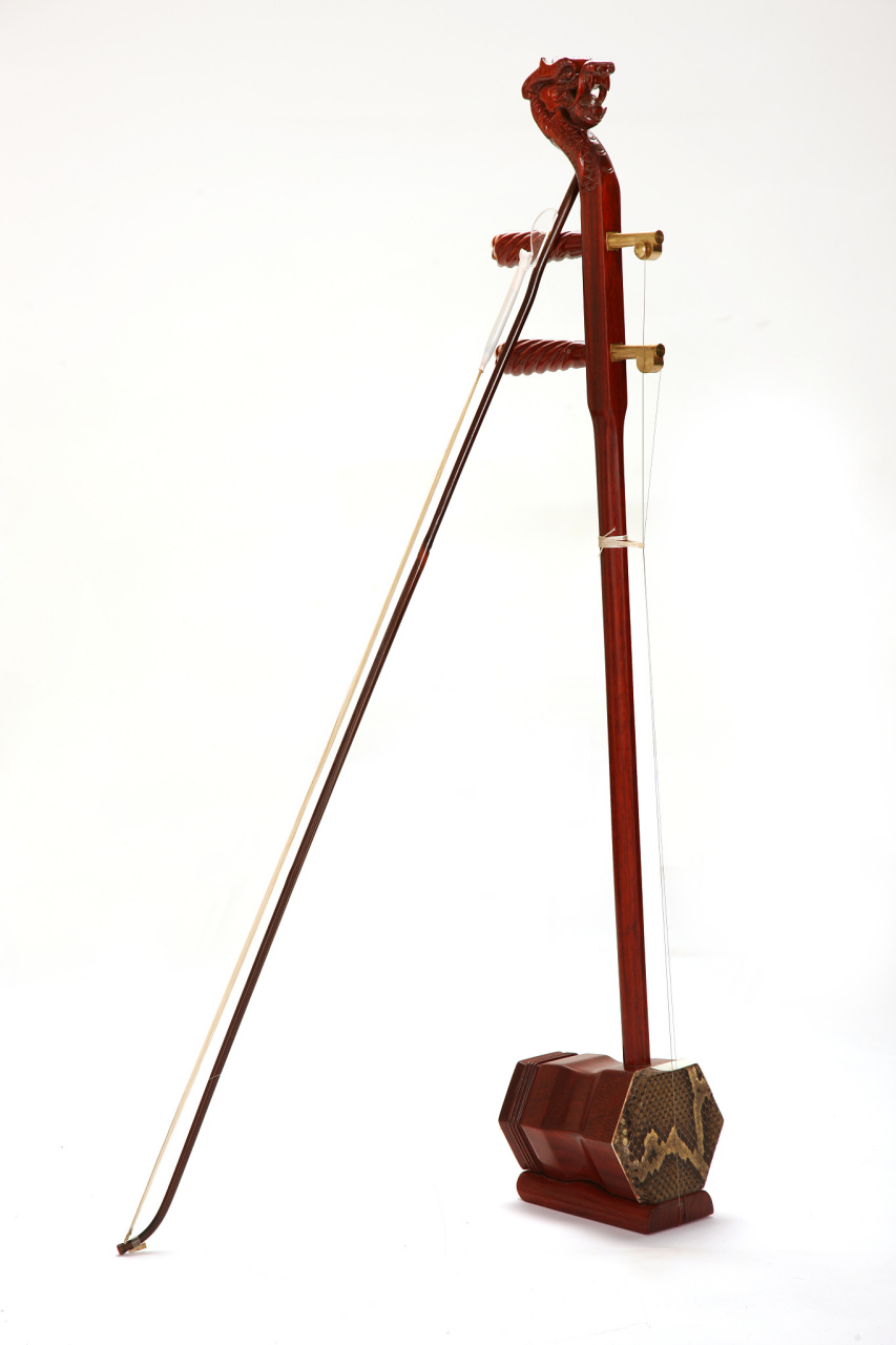 中胡和二胡都是中国传统拉弦乐器,它们在音色,外观和演奏技巧等方面