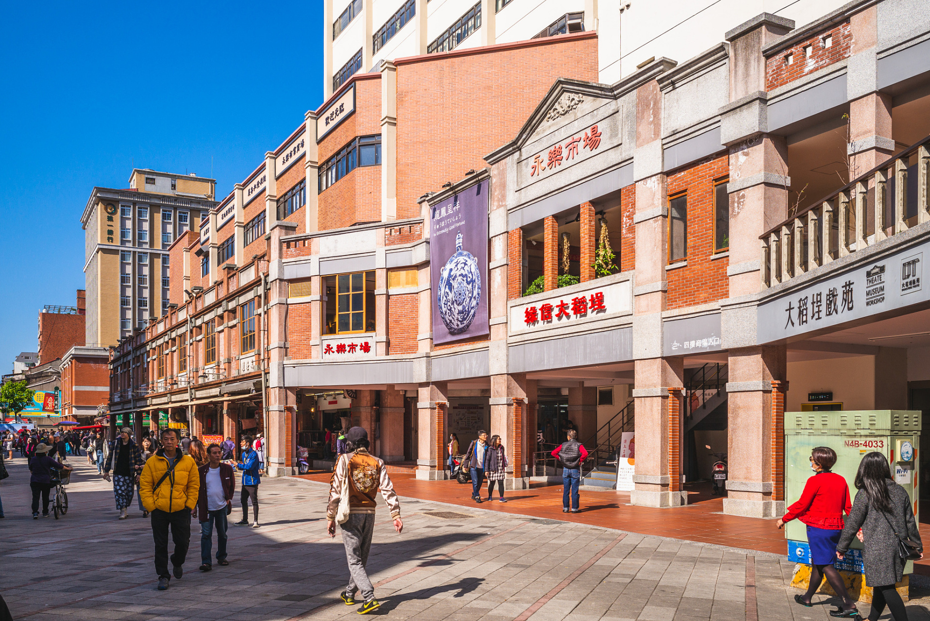 五马街是温州市的一条著名商业街,历史悠久,有着丰富的文化底蕴.