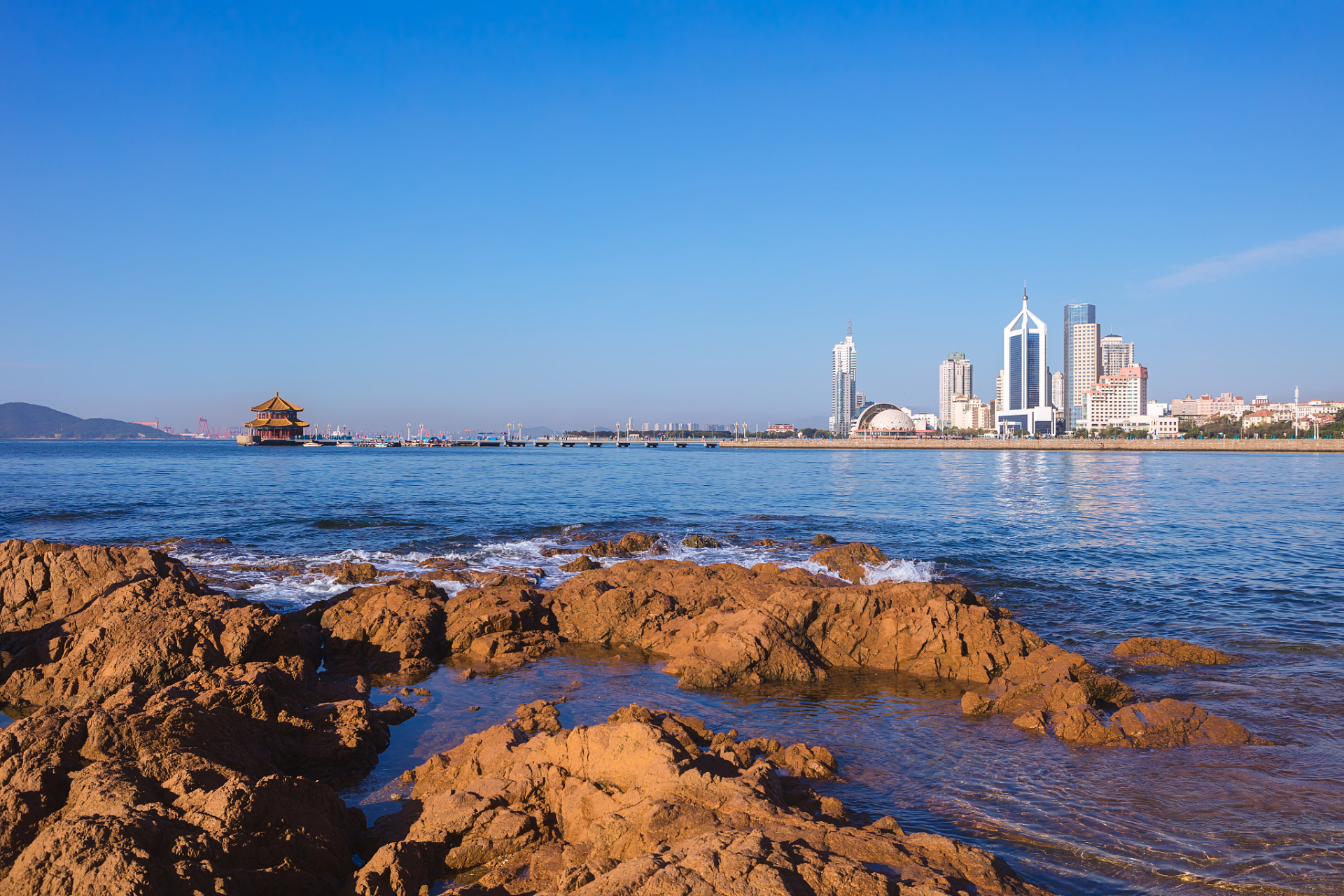 青岛老城区,海滨风光和山林自然风光都是必去之处.