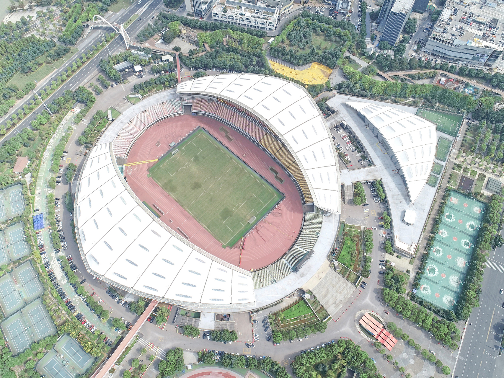 镜头里的春天# 春游,天河体育中心并非仅仅是一个运动的舞台,它更是