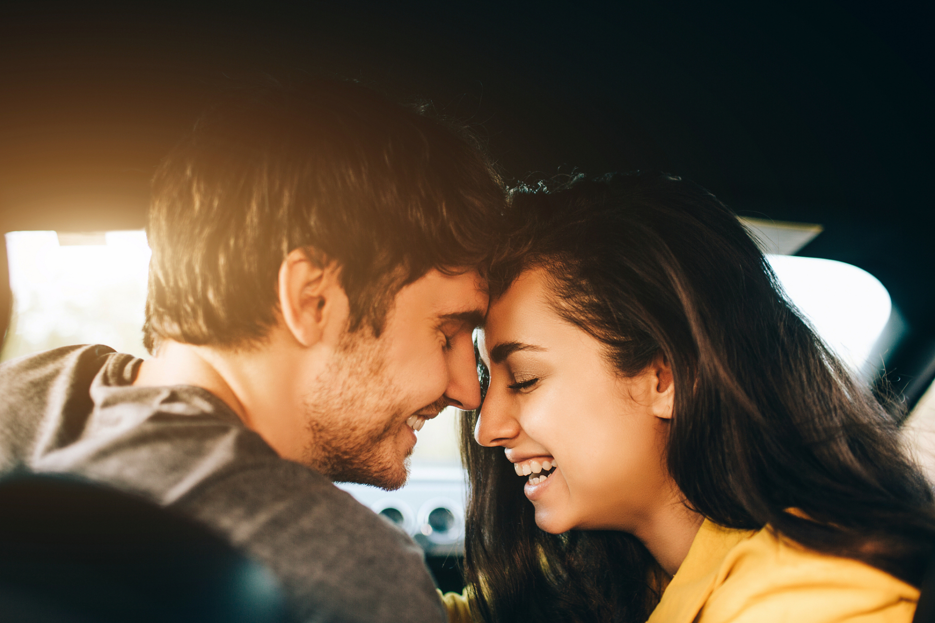 接吻时的这个细节,透露了恋人有多爱你  接吻,这一人类情感交流中最