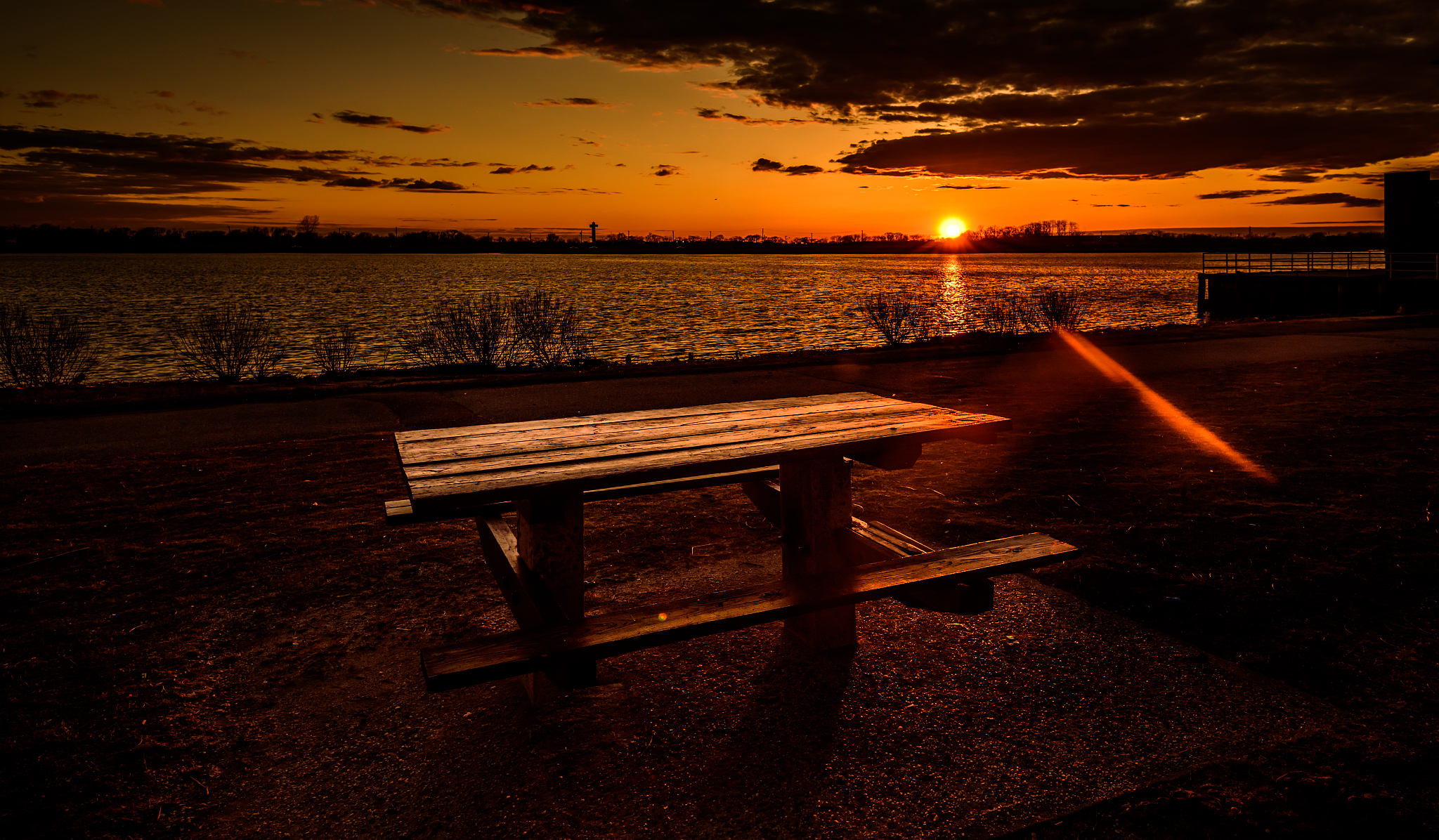 在黄昏温柔的笔触下, 世界被染上了一层淡淡的忧伤蓝