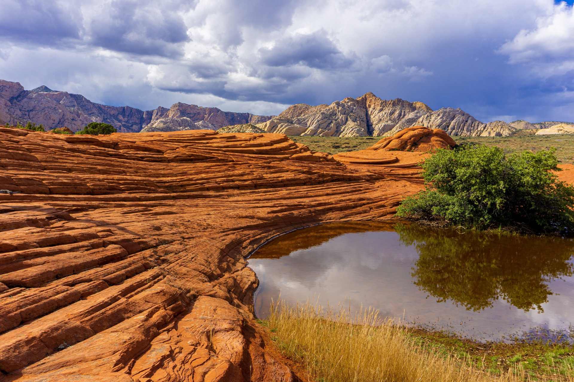 乌鲁木齐天山大峡谷是新疆的一处自然奇观,位于天山中段北坡,距离