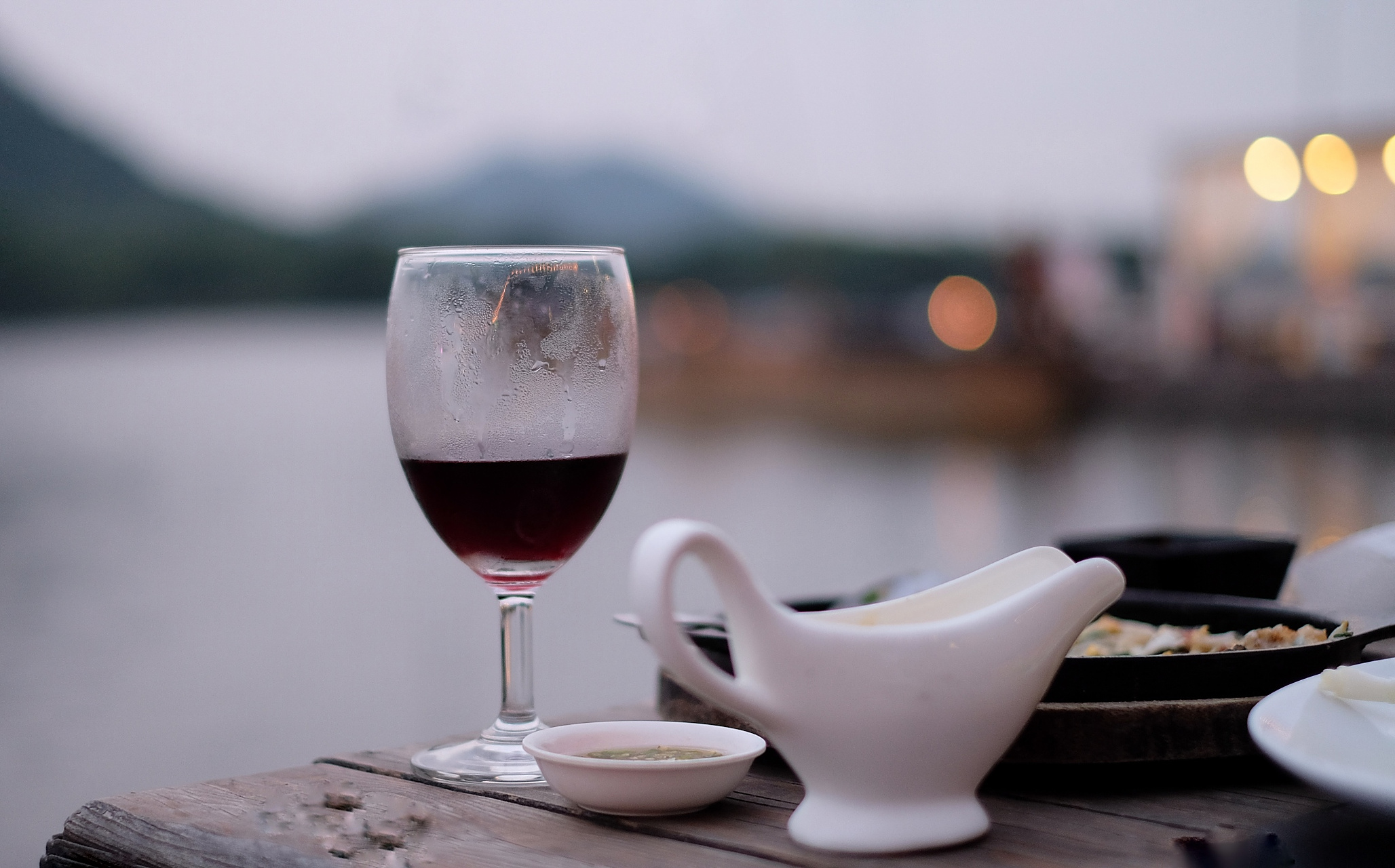 红酒与茶 一杯红,一杯清 品味人生 红酒浓郁,茶香幽长 酒入心头,茶滋