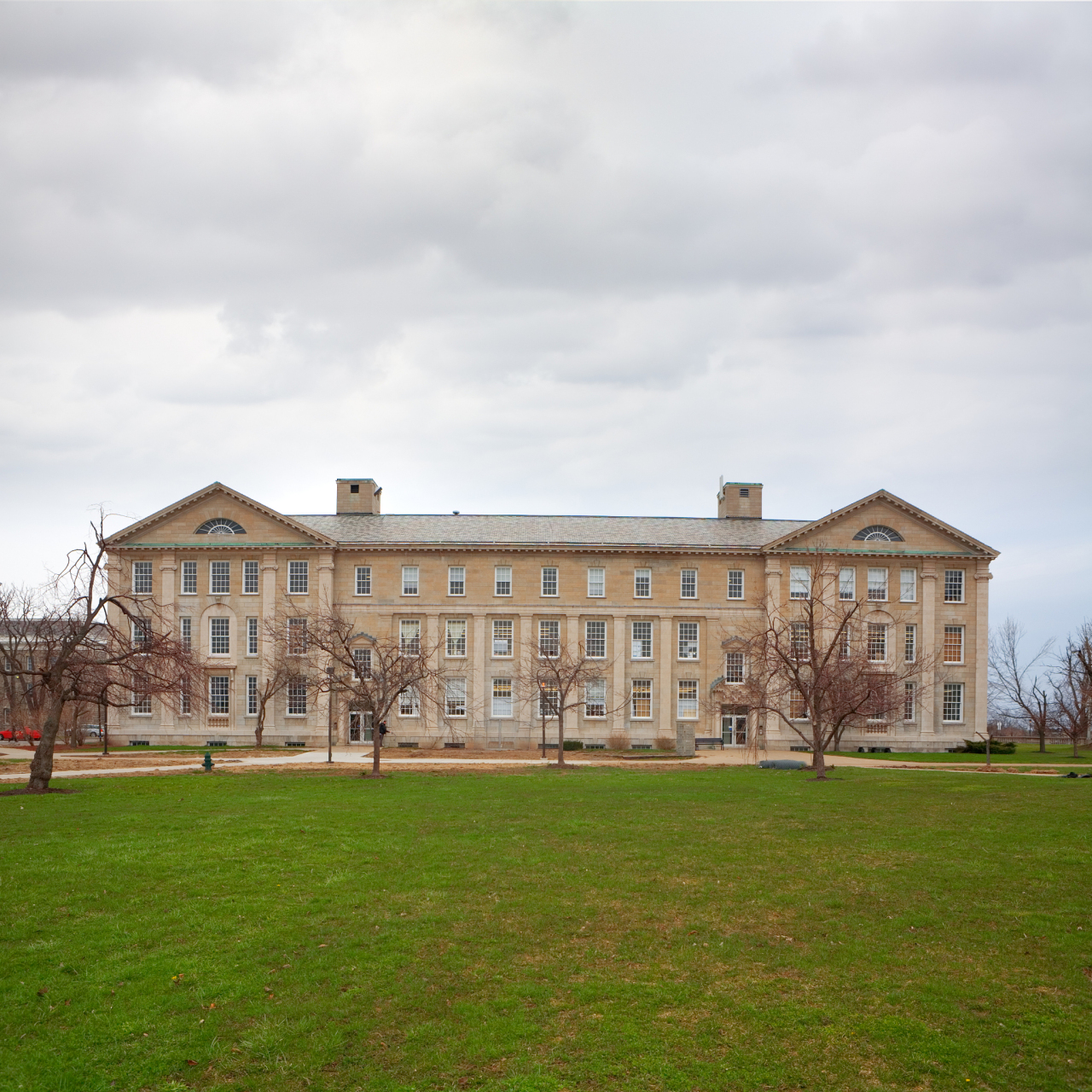 当地时间10月5日,叙利亚霍姆斯军事学院遭无人机袭击的事件引起了广泛