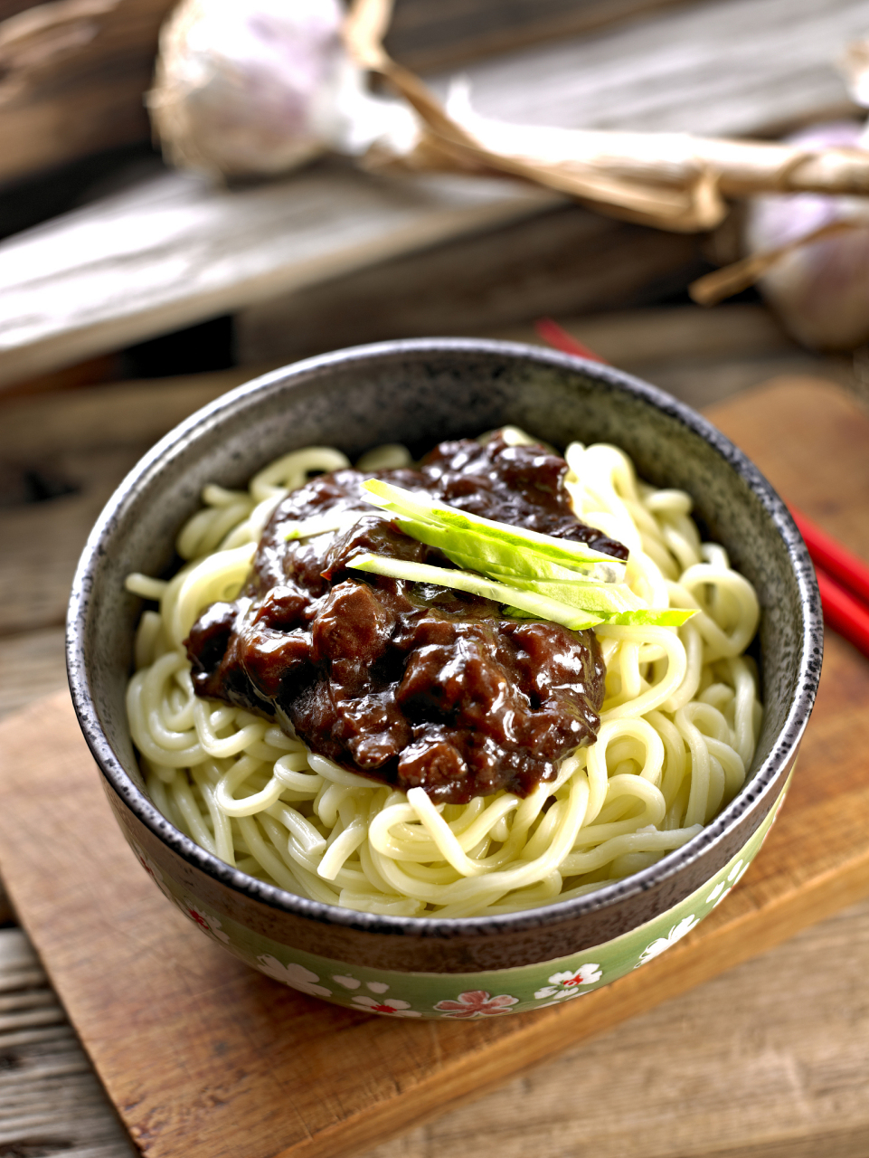 北京炸酱面,这一中国传统面食,不仅是北京市的特色小吃,更代表着源远