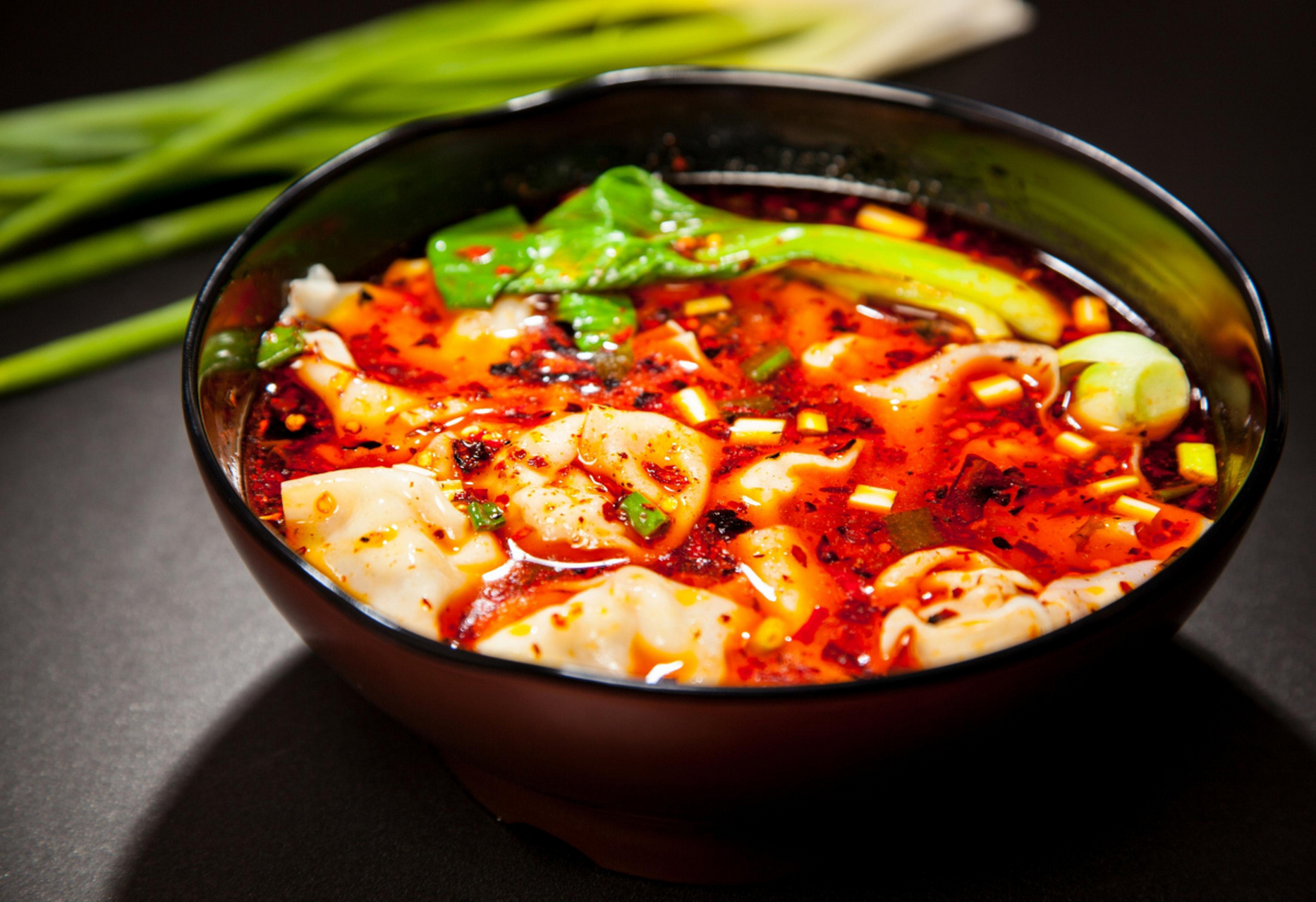 红油抄手是四川和重庆地区的一种特色小吃,属于川菜系