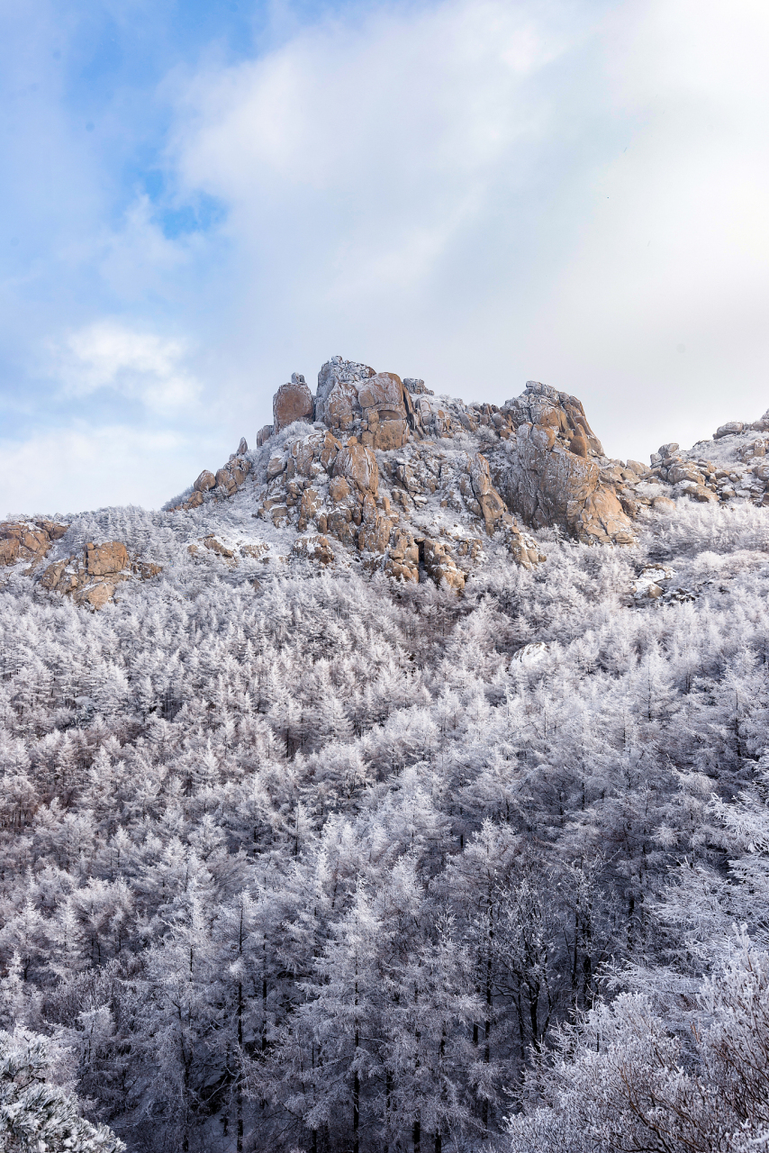 伏羲山是郑州西南部的大型旅游景区,冬天景色独特,因地形和山脉的起伏