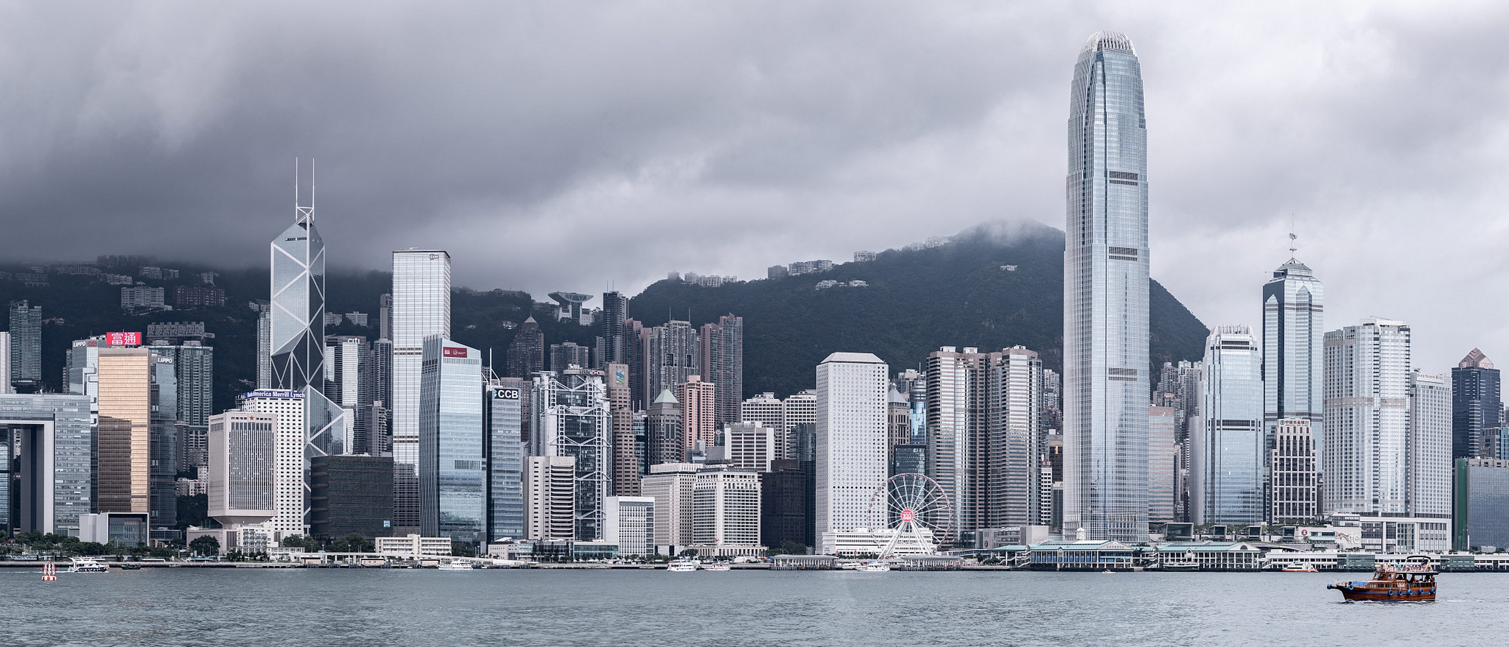 维多利亚港是香港最著名的景点之一,位于中国香港特别行政区,是一个