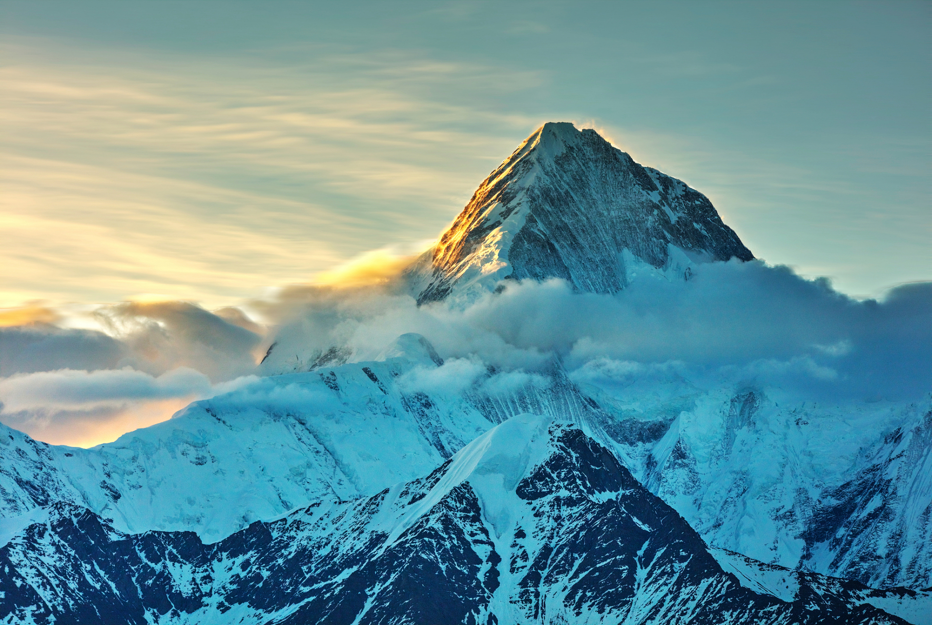 珠穆朗玛峰是世界上最高的山峰,位于喜马拉雅山脉的中心,是中国和