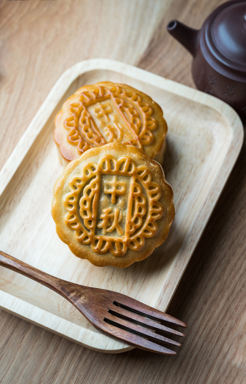 **广式月饼**:起源于广东,是最为人熟知的月饼类型之一.