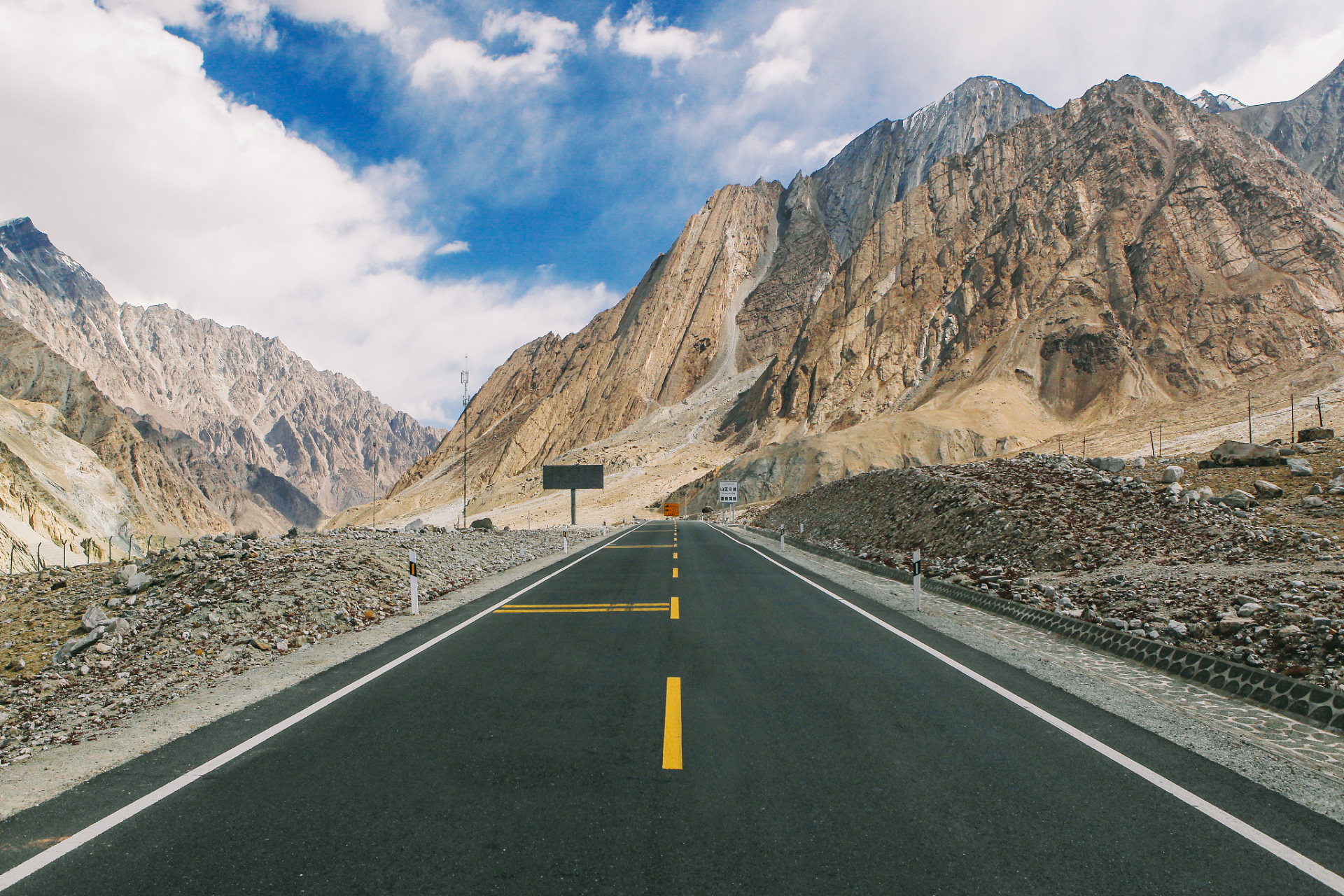 乌孙山伊昭公路,位于新疆伊犁地区,是连接伊宁和昭苏的重要通道.