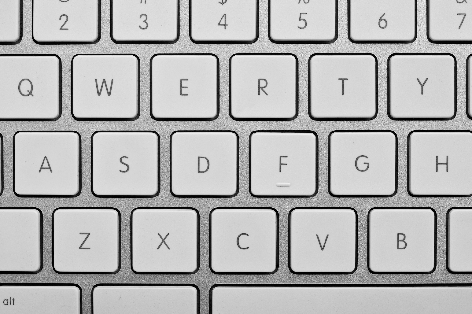 我们经常使用的电脑键盘的字母顺序是:qwerty,其实是最会减慢我们的