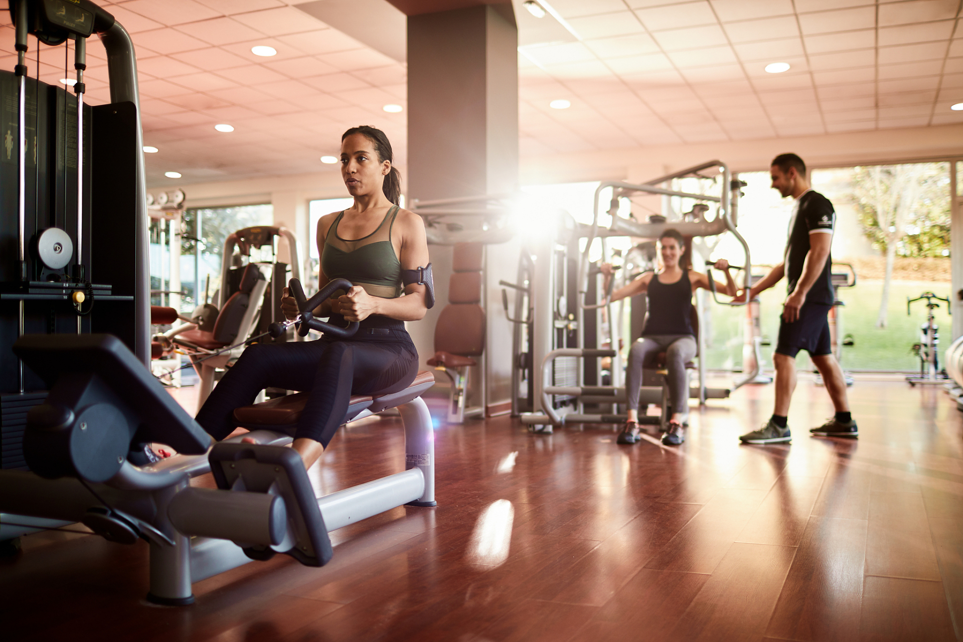 和同事们去健身房锻炼.我们正要换衣服.