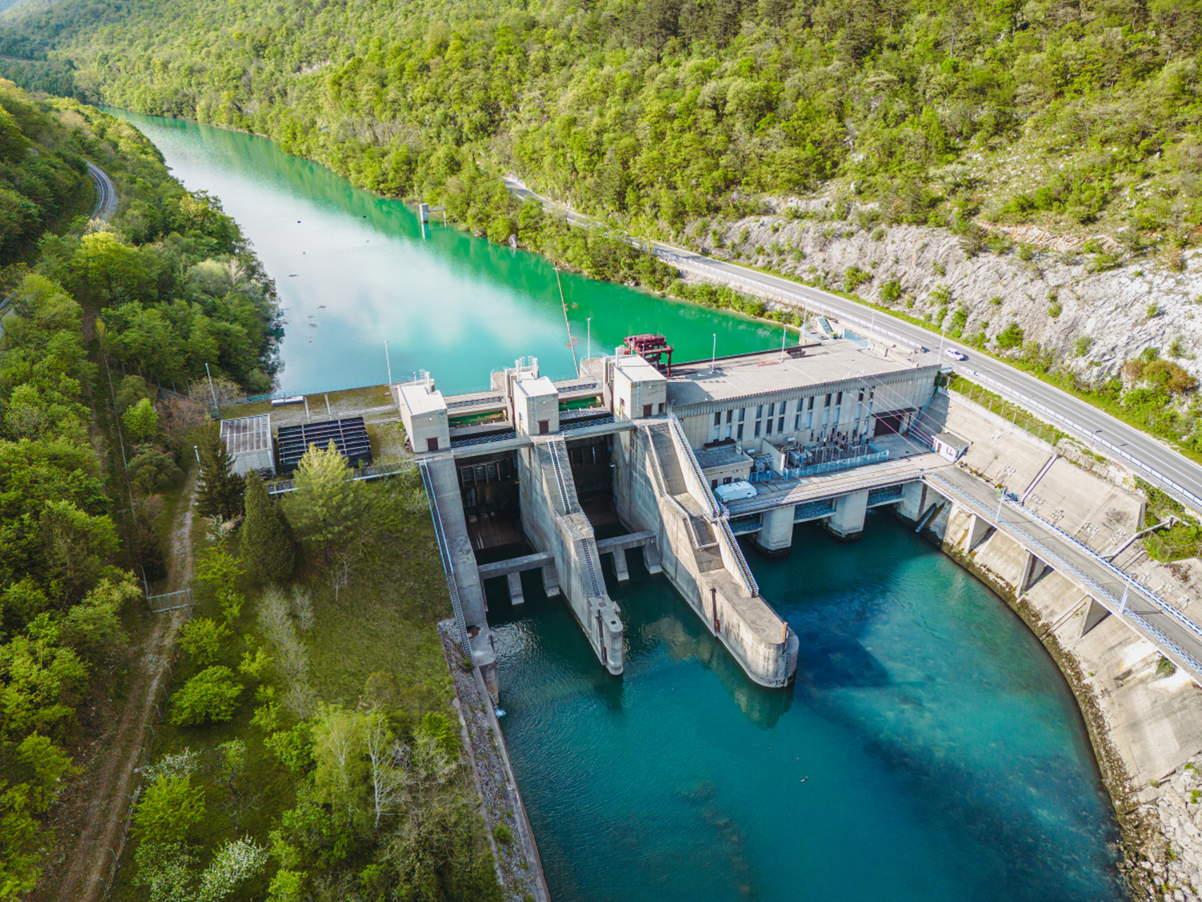 水电站通常由水轮机,发电机,变压器和输电线路等设备组成.