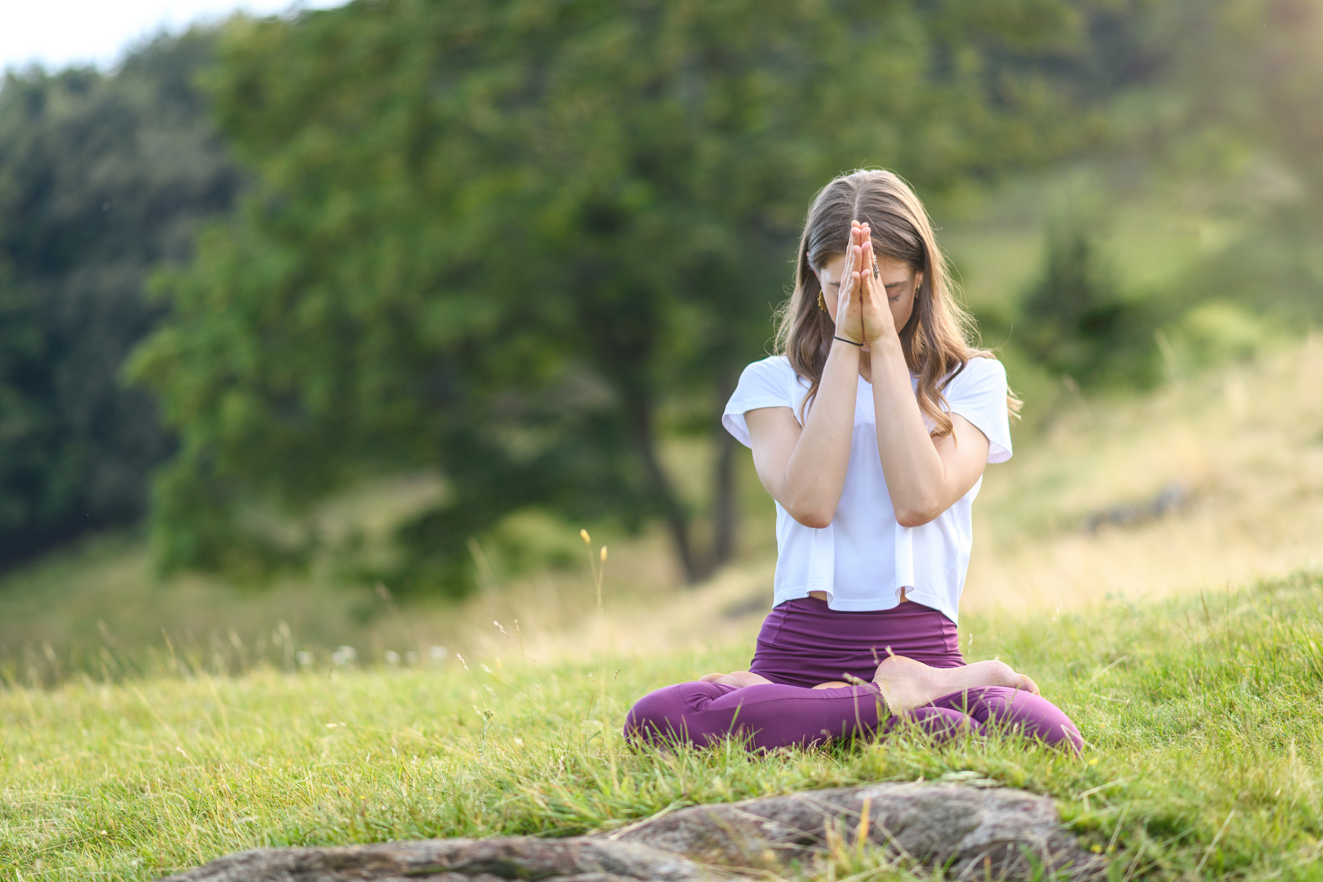 停止→倾听→呼吸  停下你正在做的事,闭上眼睛安静地听着.