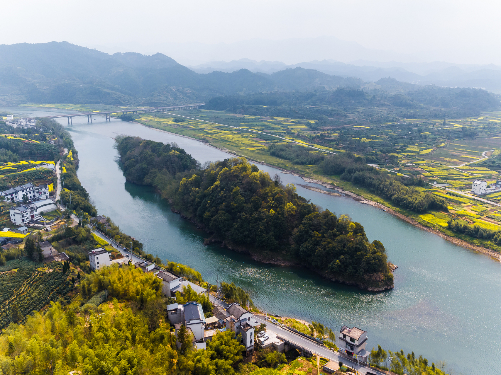 黄山男子新安江内捞虾被判刑#  近日,歙县法院以非法捕捞水产品罪