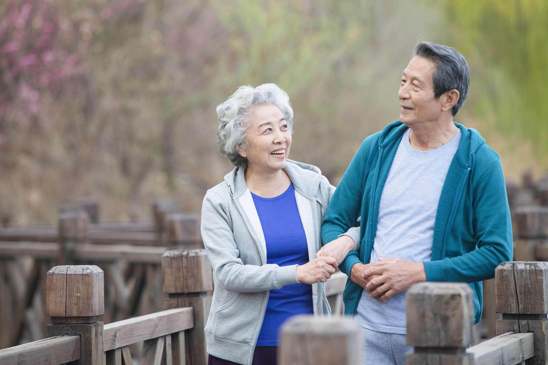 理解沟通是关键,用爱与耐心维系晚来的缘.坦诚交流找到最佳模式.