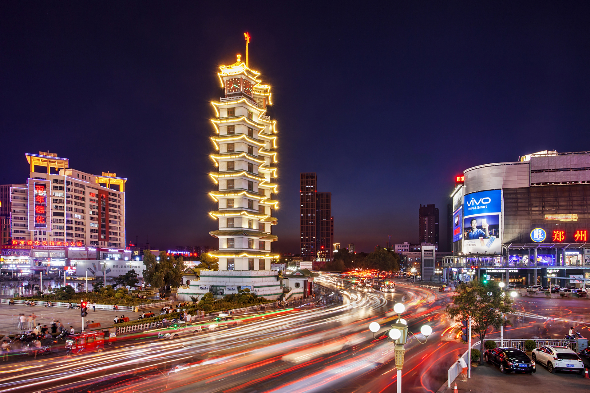 二七塔夜景不仅是郑州的一大亮点,更成为城市文化的一部分,吸引了无数