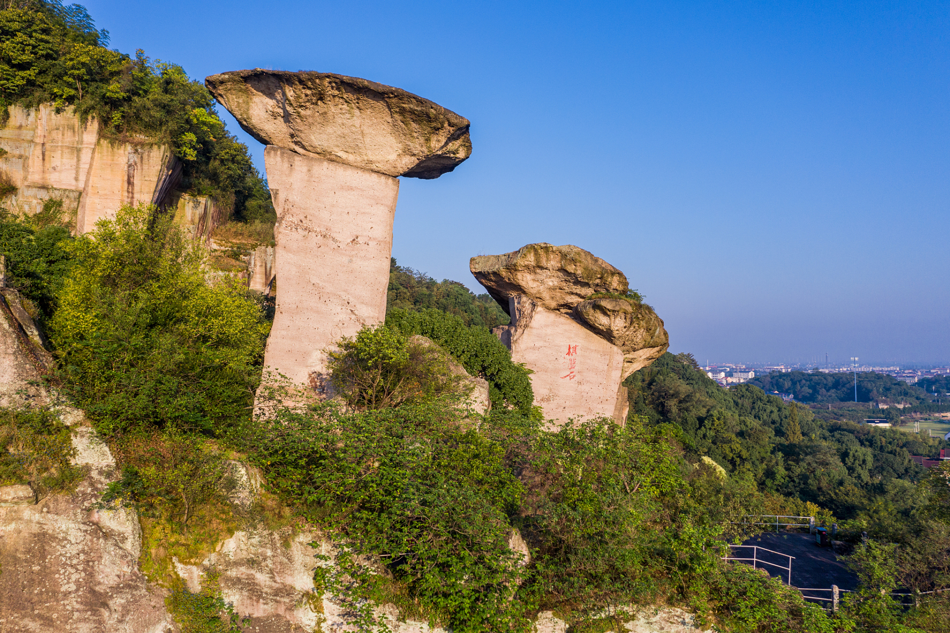 位于浙江绍兴市越城区的吼山,原名"犬亭山",是绍兴石文化的杰出代表.
