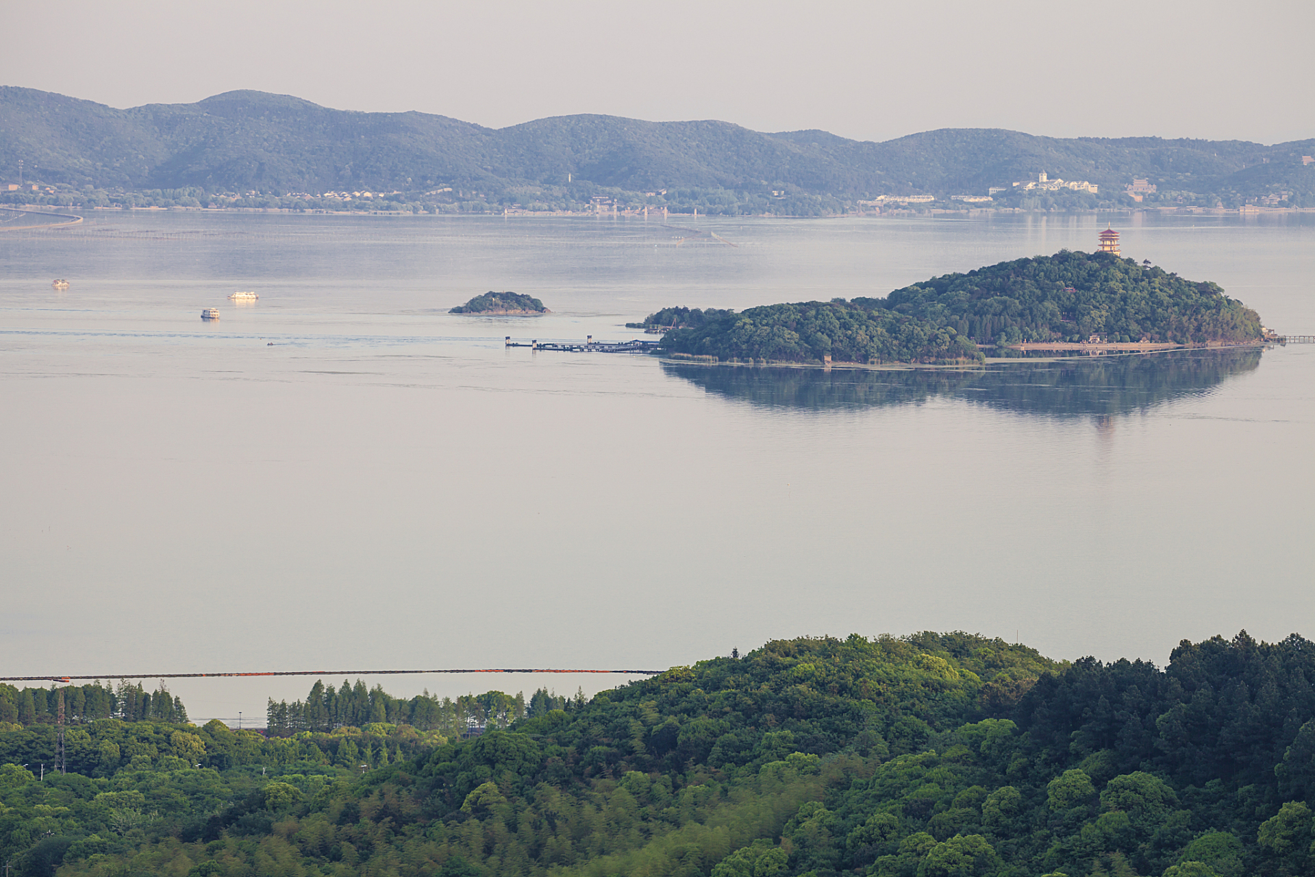 太湖西山岛,也被称为洞庭西山,是太湖中最大的岛屿,风景秀丽,是自驾游